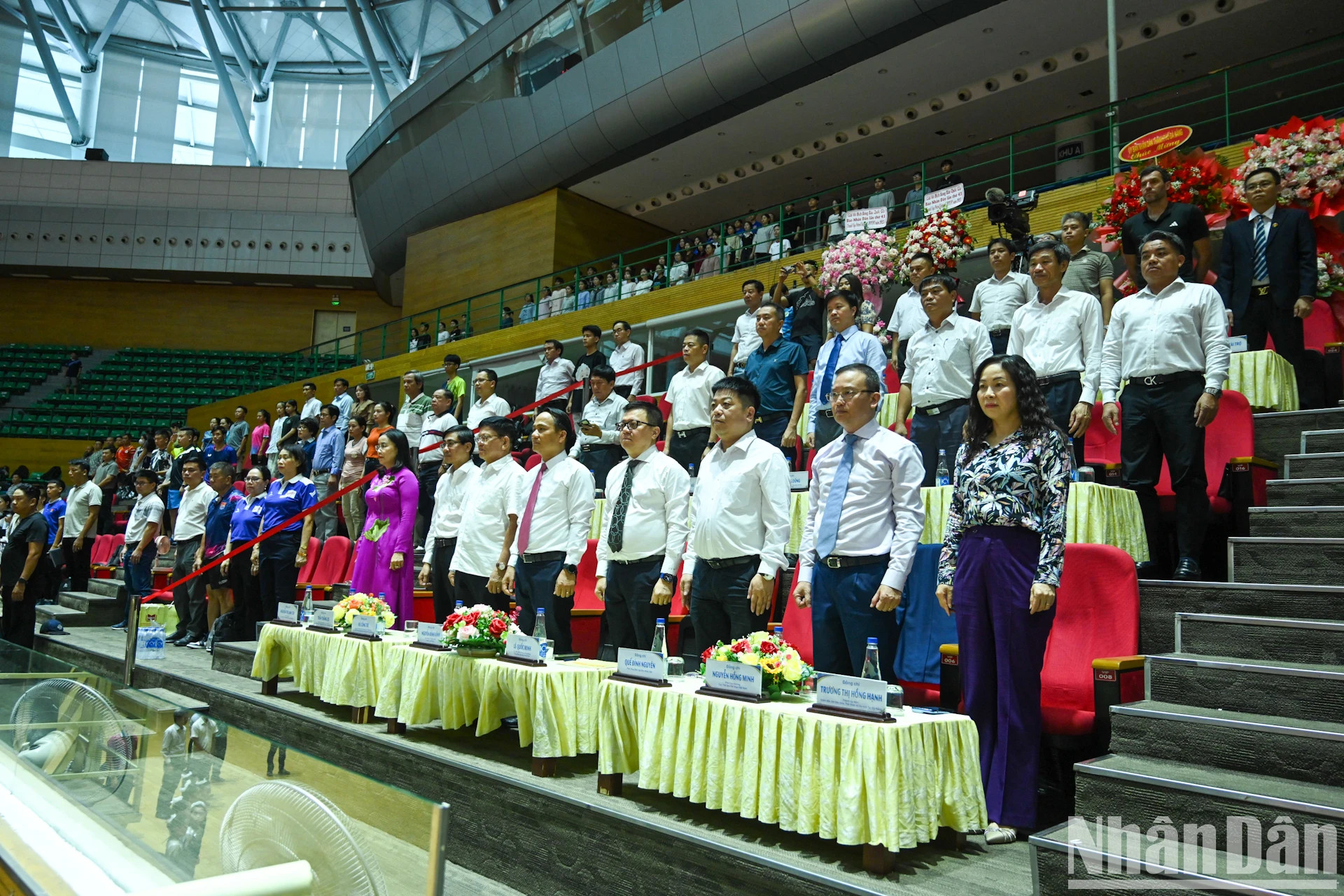 各位代表和全场观众庄严肃立,向国旗行注目礼。 各位代表和全场观众庄严肃立,向国旗行注目礼。