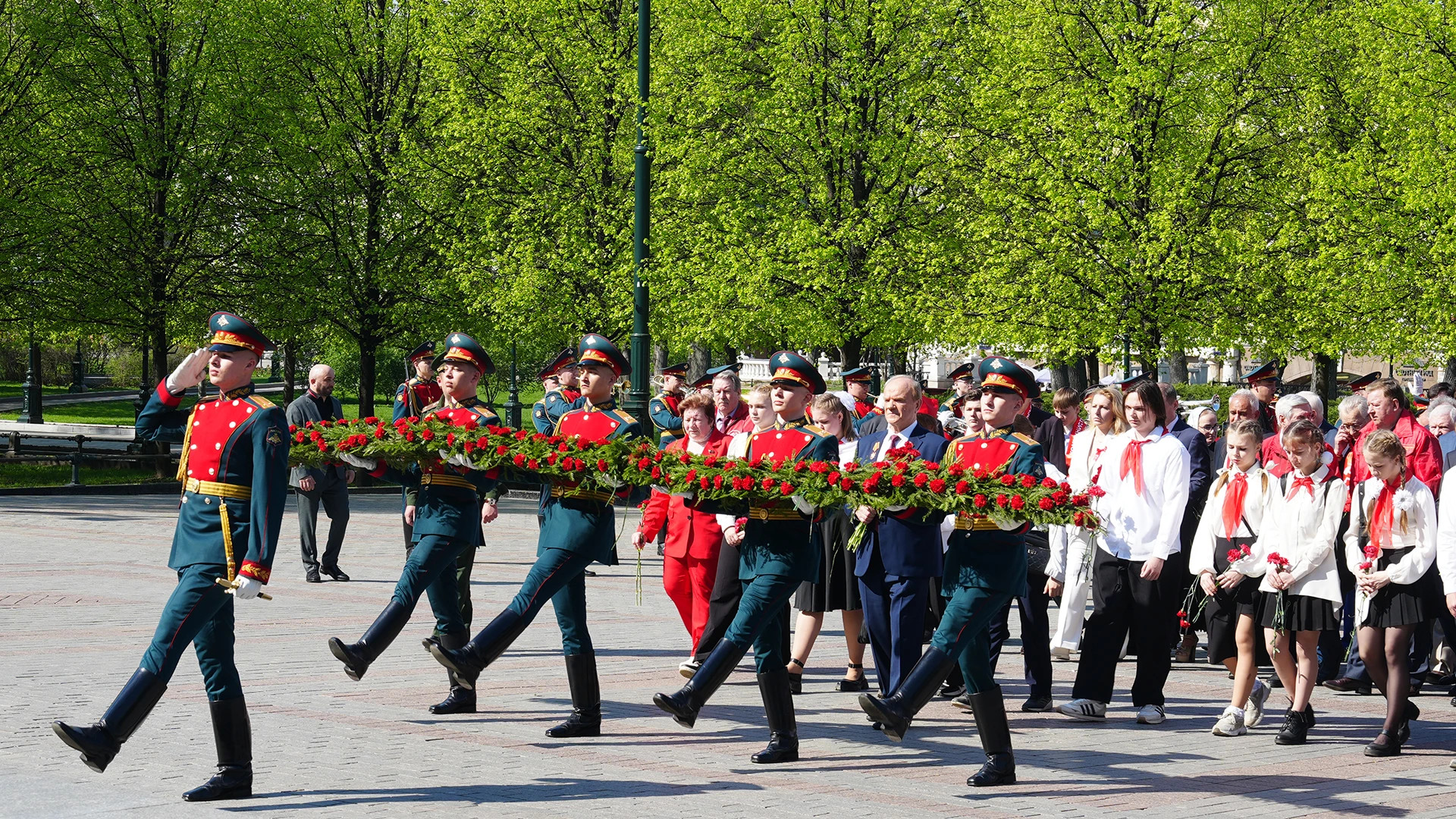 之前，代表团在克里姆林宫红墙外亚历山大花园的无名烈士墓敬献花圈。
