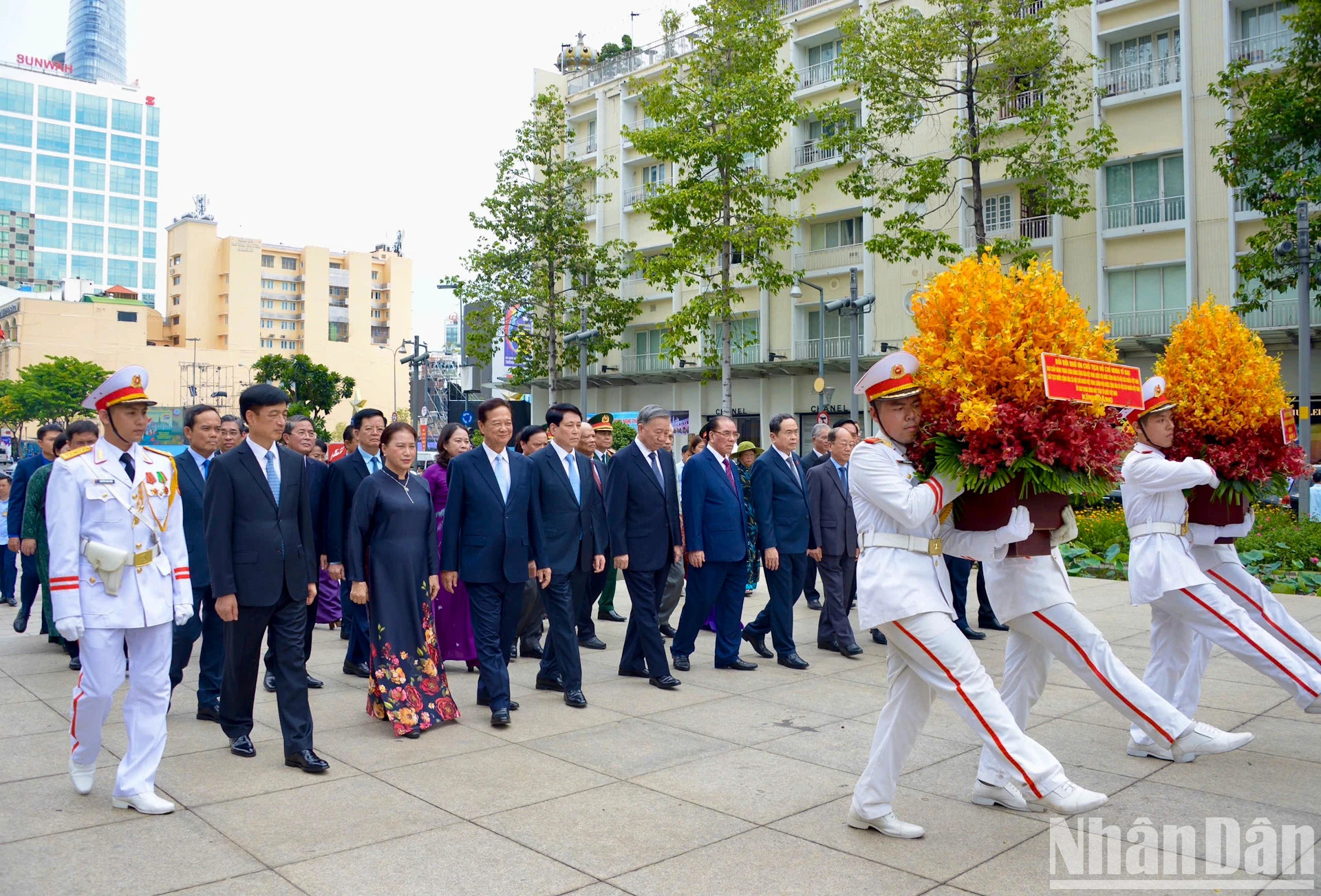 党和国家领导人、原领导人在胡志明主席雕像公园敬献鲜花缅怀胡志明主席。 党和国家领导人、原领导人在胡志明主席雕像公园敬献鲜花缅怀胡志明主席。