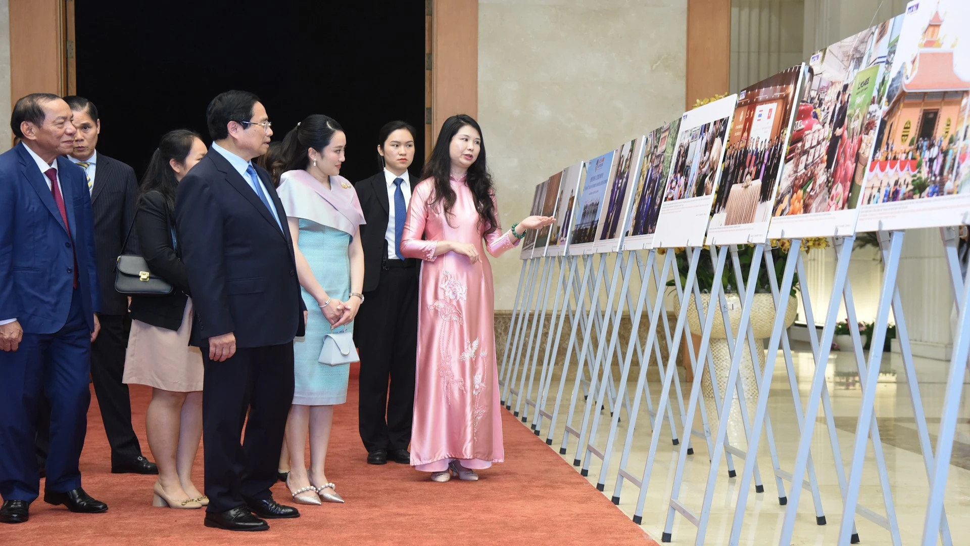 范明正总理和佩通坦总理共同参观两国合作图片展。