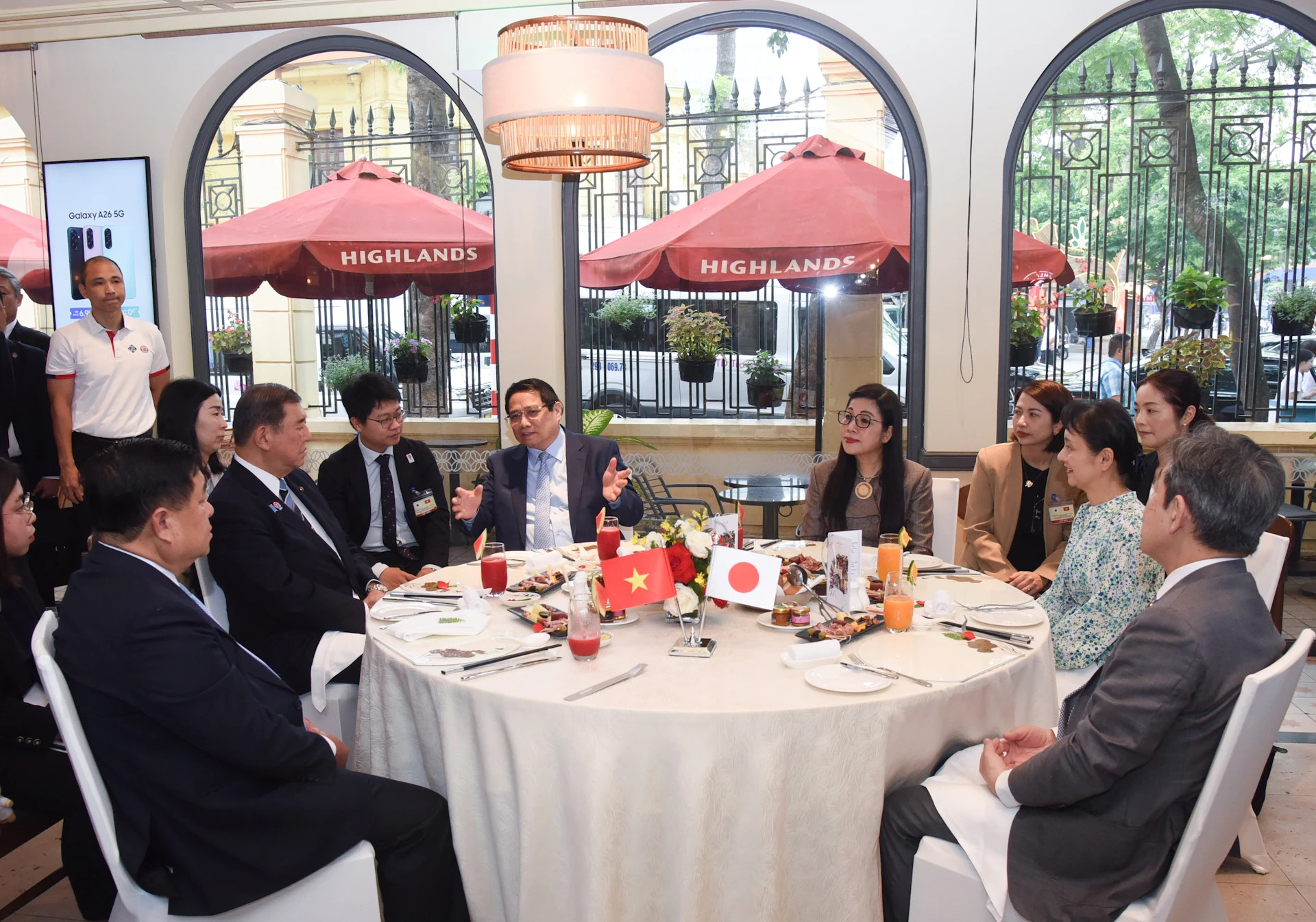 之前,政府总理范明正夫妇与日本首相石破茂夫妇共进早餐,品尝越南咖啡。 之前,政府总理范明正夫妇与日本首相石破茂夫妇共进早餐,品尝越南咖啡。