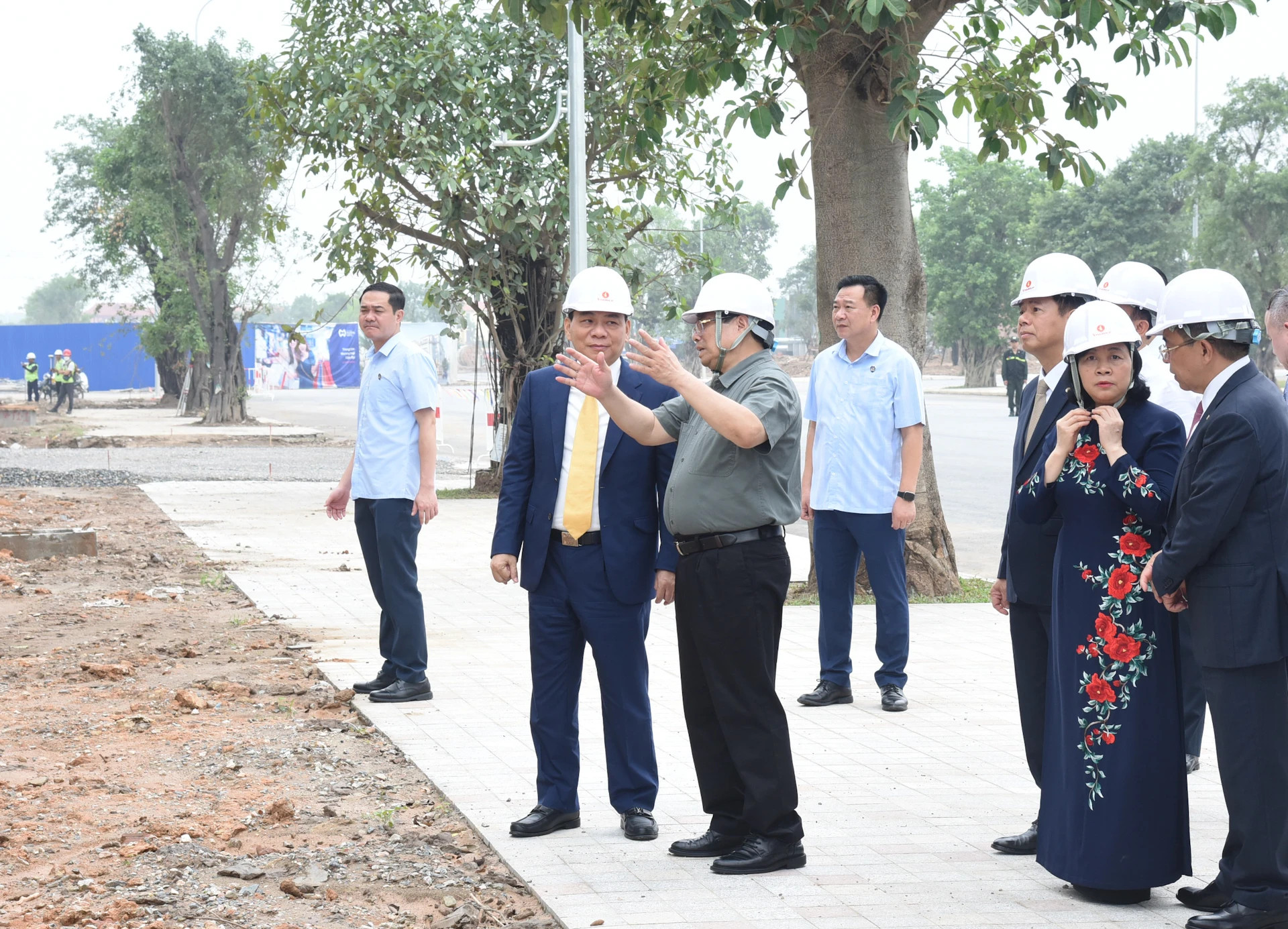 范明正总理视察国家会展中心工程施工进度。 范明正总理视察国家会展中心工程施工进度。