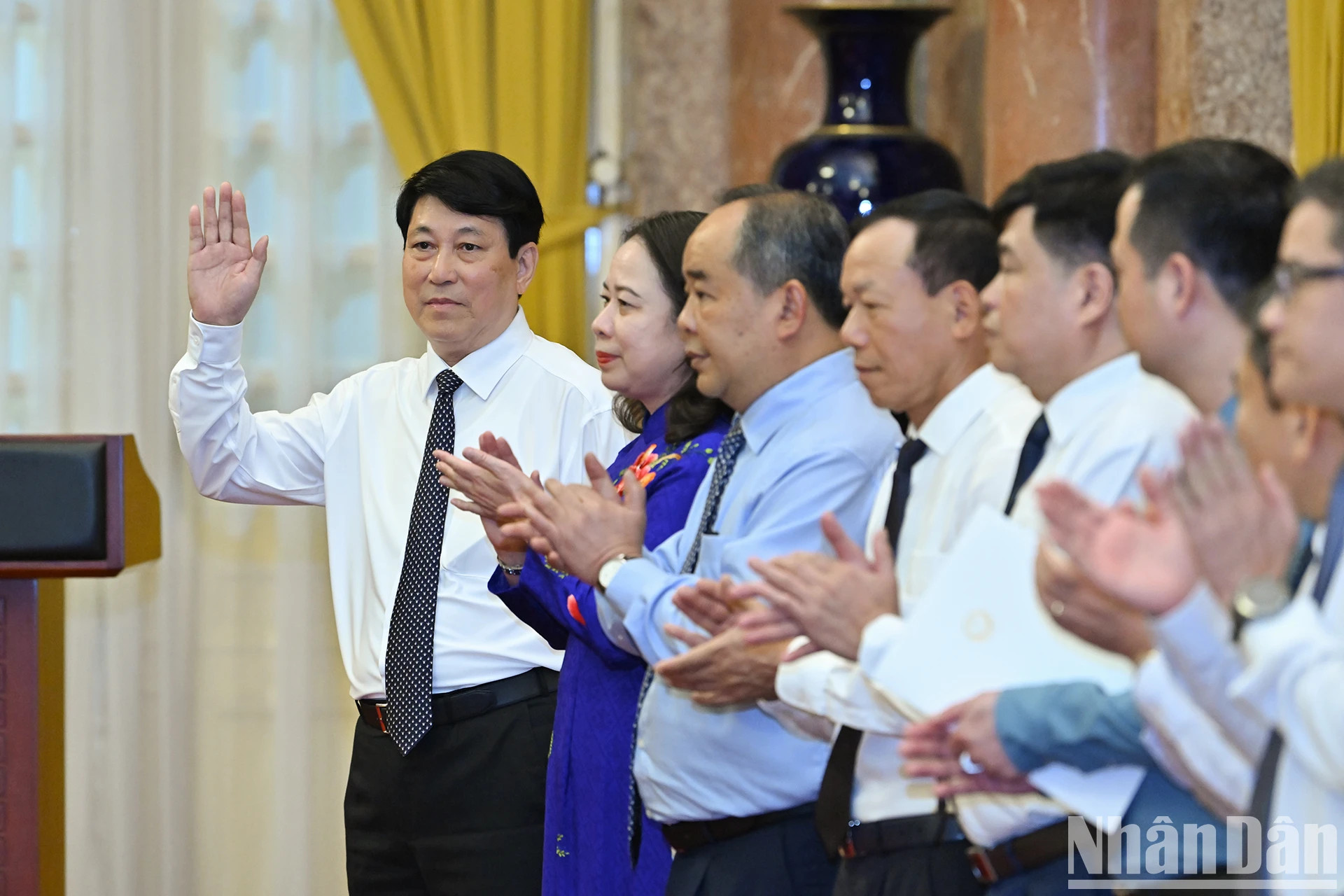 国家主席梁强，国家副主席武氏映春，国家主席办公厅主任黎庆海和各位代表出席仪式。