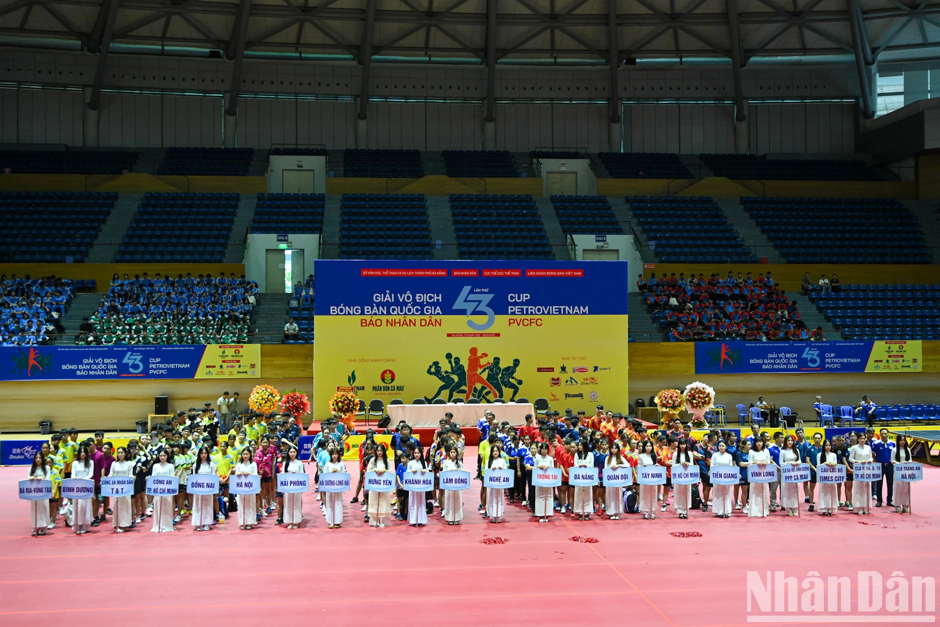 出席开幕式的参赛运动员代表团和裁判团。 出席开幕式的参赛运动员代表团和裁判团。