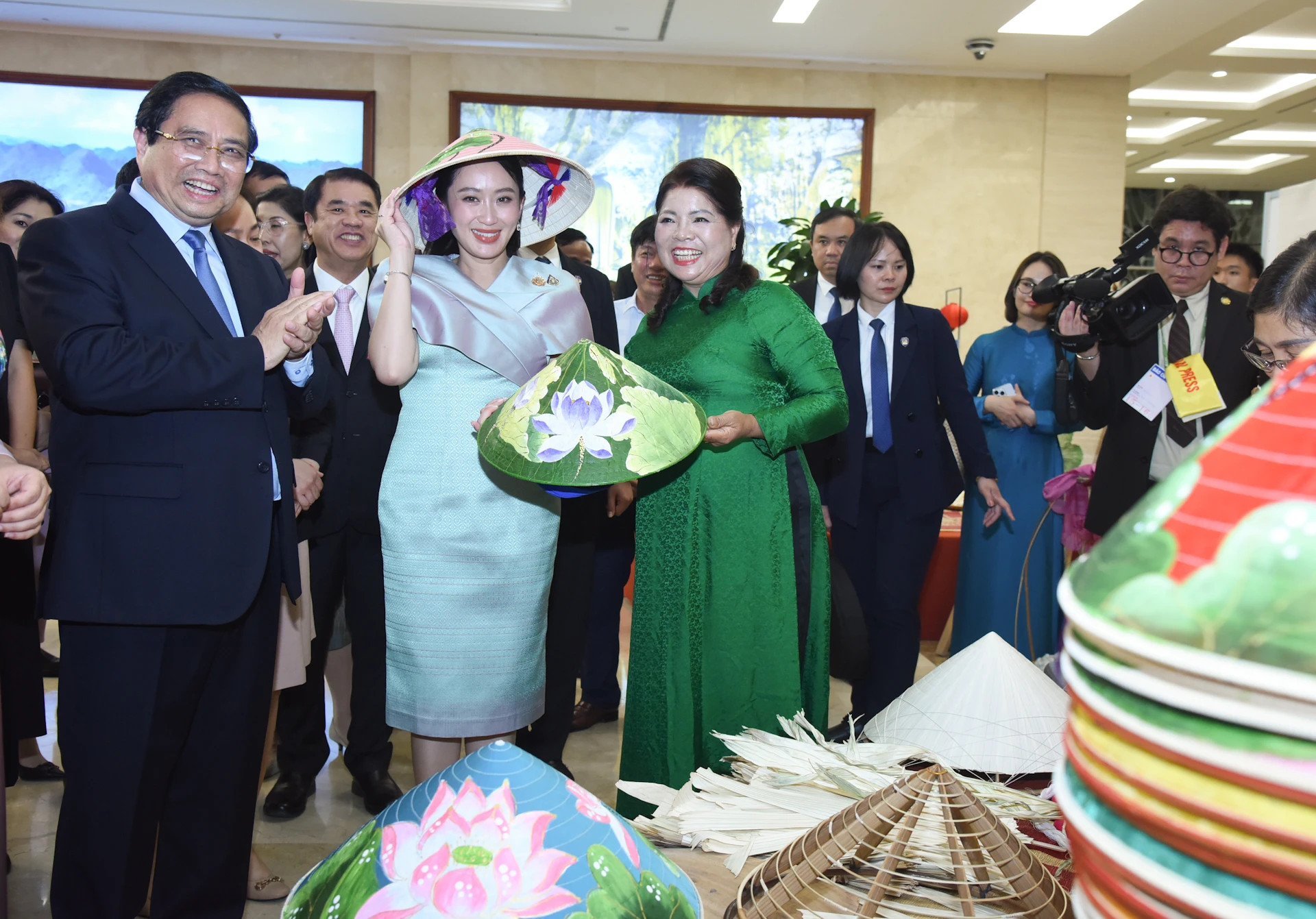 泰国总理佩通坦戴上越南传统尖顶帽。