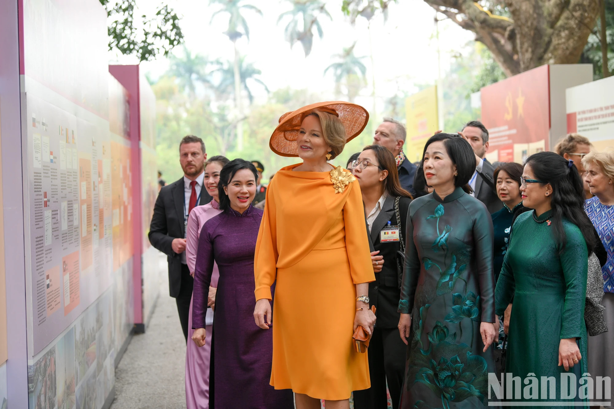 比利时王后玛蒂尔德和越南国家主席夫人阮氏明月参观曾经造访主席府遗迹区的各国元首和国际组织领导人照片陈列区。 比利时王后玛蒂尔德和越南国家主席夫人阮氏明月参观曾经造访主席府遗迹区的各国元首和国际组织领导人照片陈列区。