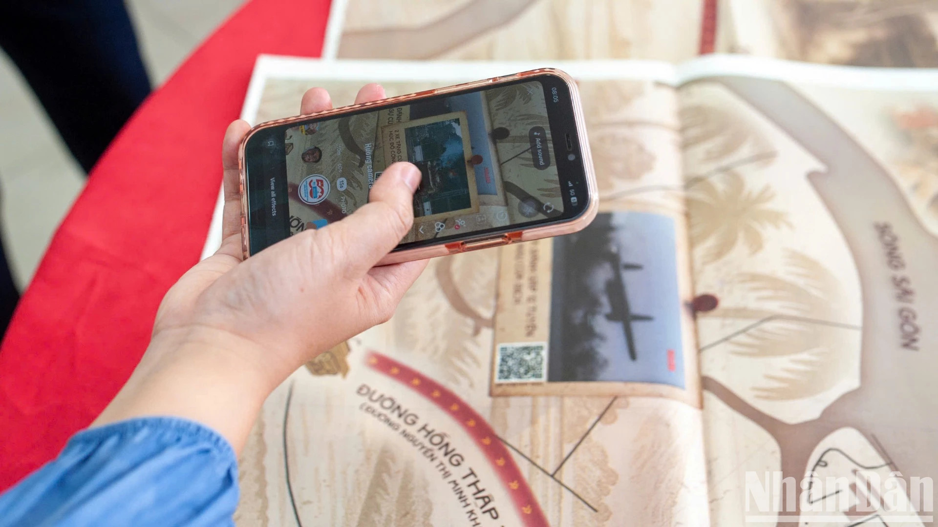 纪念南方解放、国家统一50周年特别副刊因结合了AR技术与3D映射,吸引了读者的广泛关注。 纪念南方解放、国家统一50周年特别副刊因结合了AR技术与3D映射,吸引了读者的广泛关注。