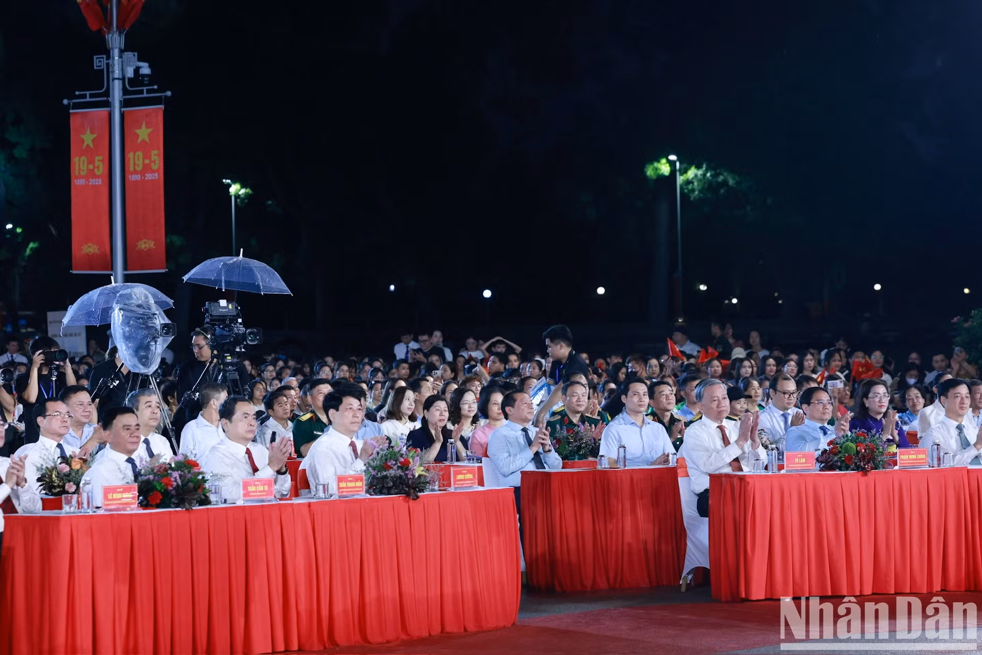 越共中央总书记苏林和各位党和国家领导人出席晚会。