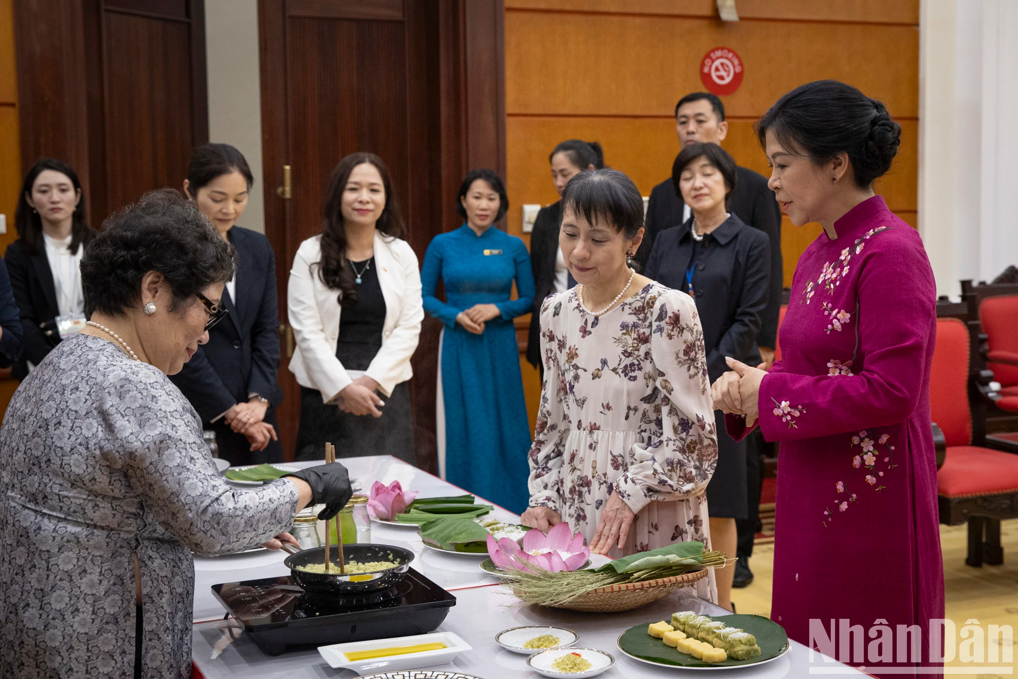 两位夫人共同制作河内传统扁米饼。 两位夫人共同制作河内传统扁米饼。