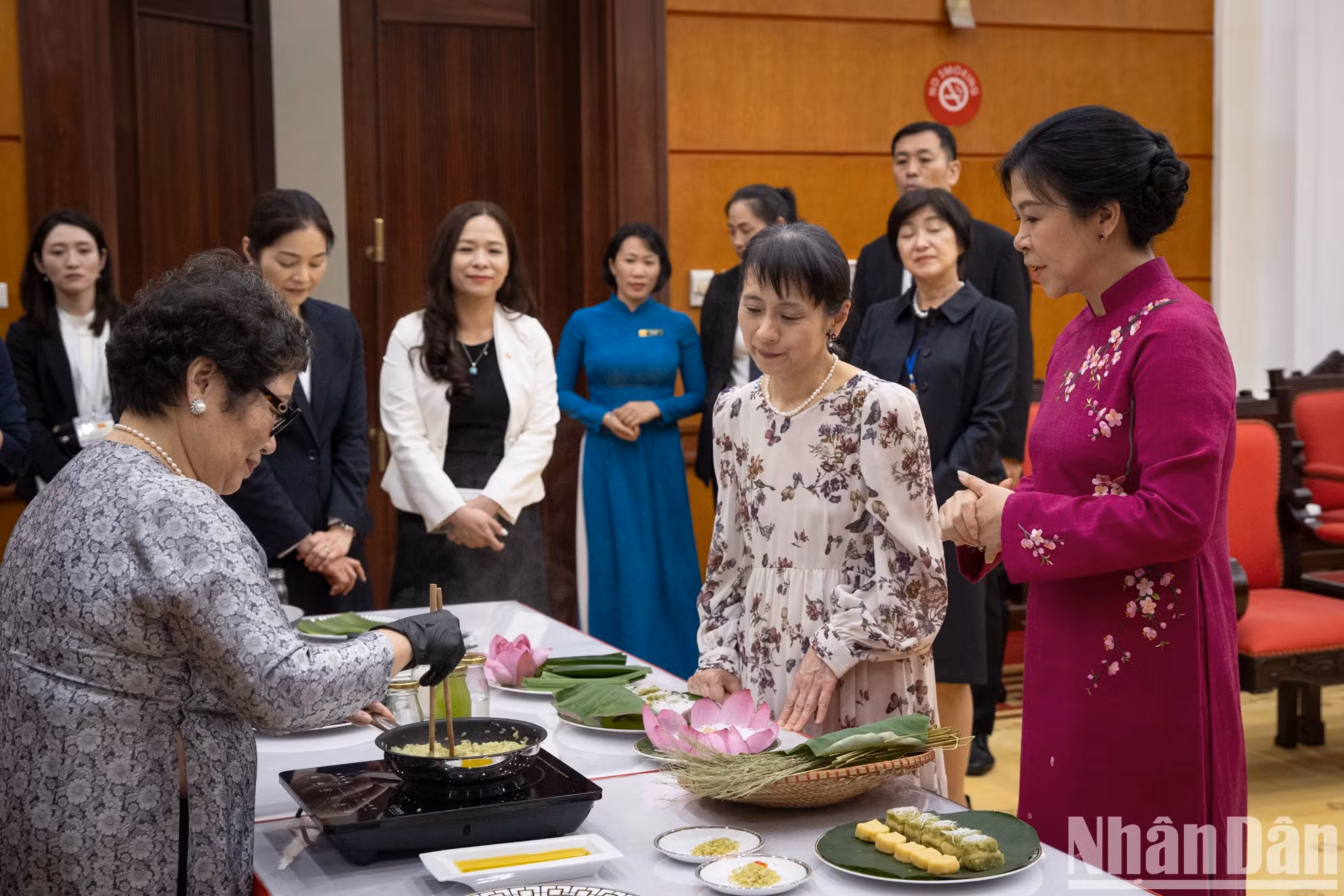 两位夫人共同制作河内传统扁米饼。
