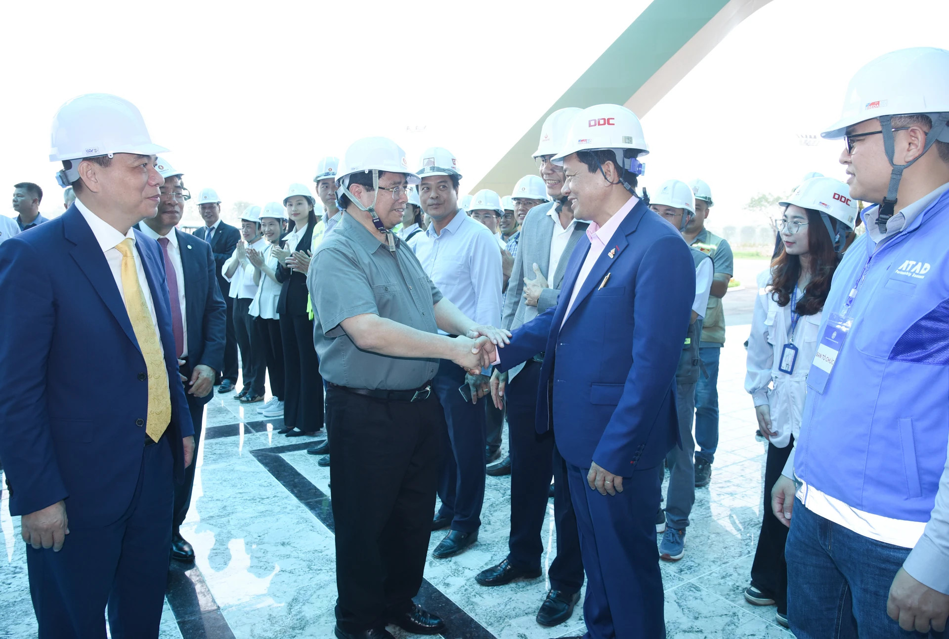 范明正总理看望慰问并鼓励国家会展中心建设项目在一线的工人和工程师。 范明正总理看望慰问并鼓励国家会展中心建设项目在一线的工人和工程师。