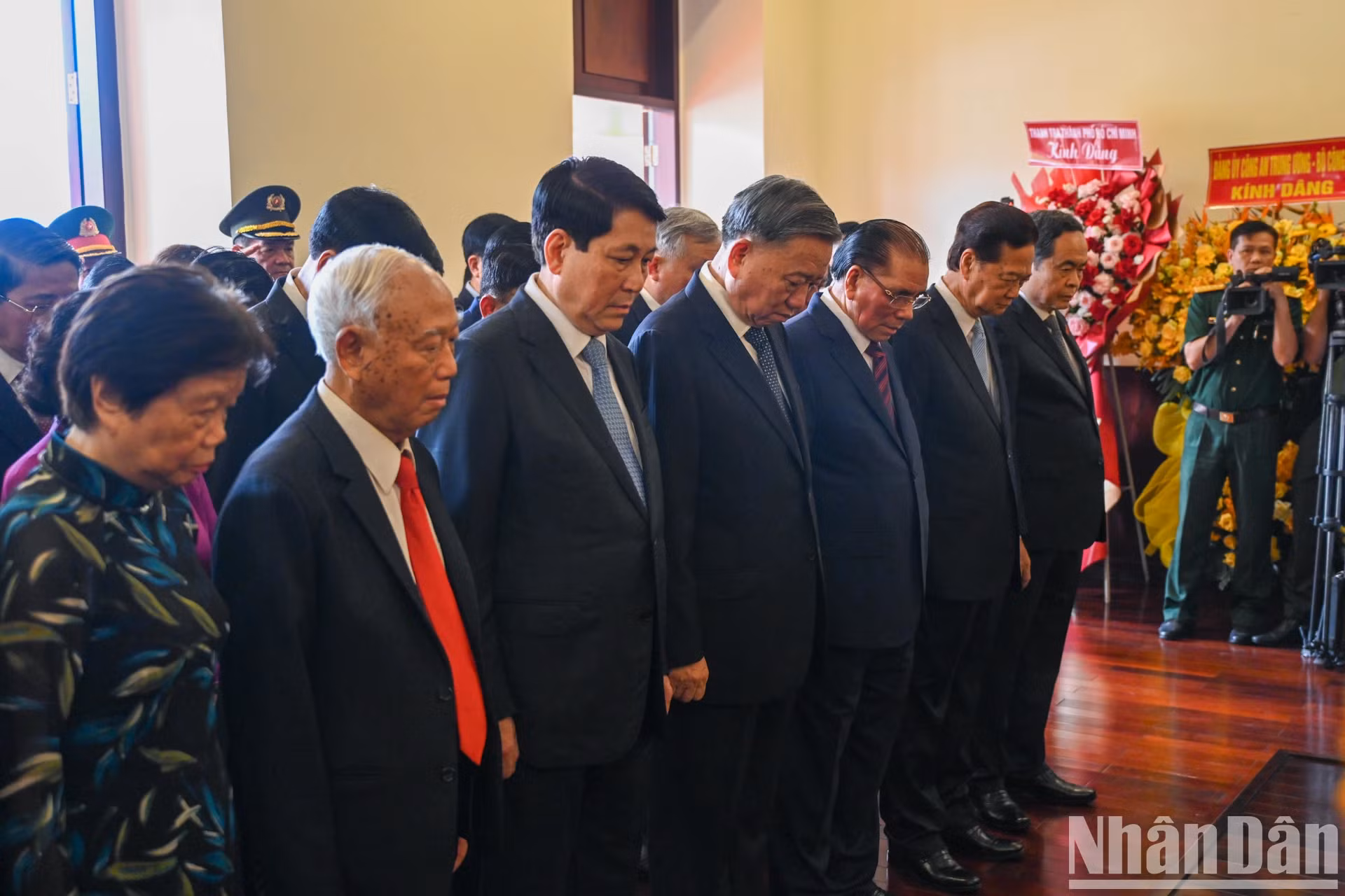 党和国家领导人和原领导人在胡志明博物馆胡志明市分馆（龙屋港）上香缅怀胡志明主席。