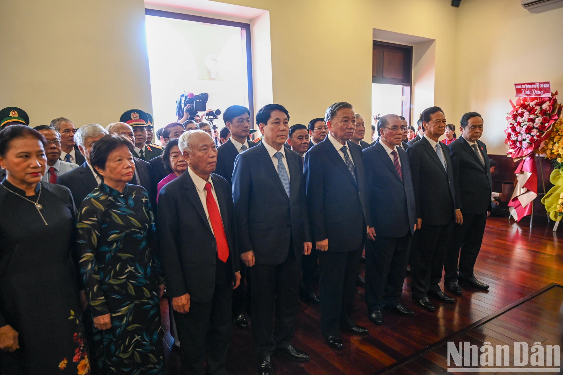 党和国家领导人和原领导人在胡志明博物馆胡志明市分馆(龙屋港)上香缅怀胡志明主席。 党和国家领导人和原领导人在胡志明博物馆胡志明市分馆(龙屋港)上香缅怀胡志明主席。