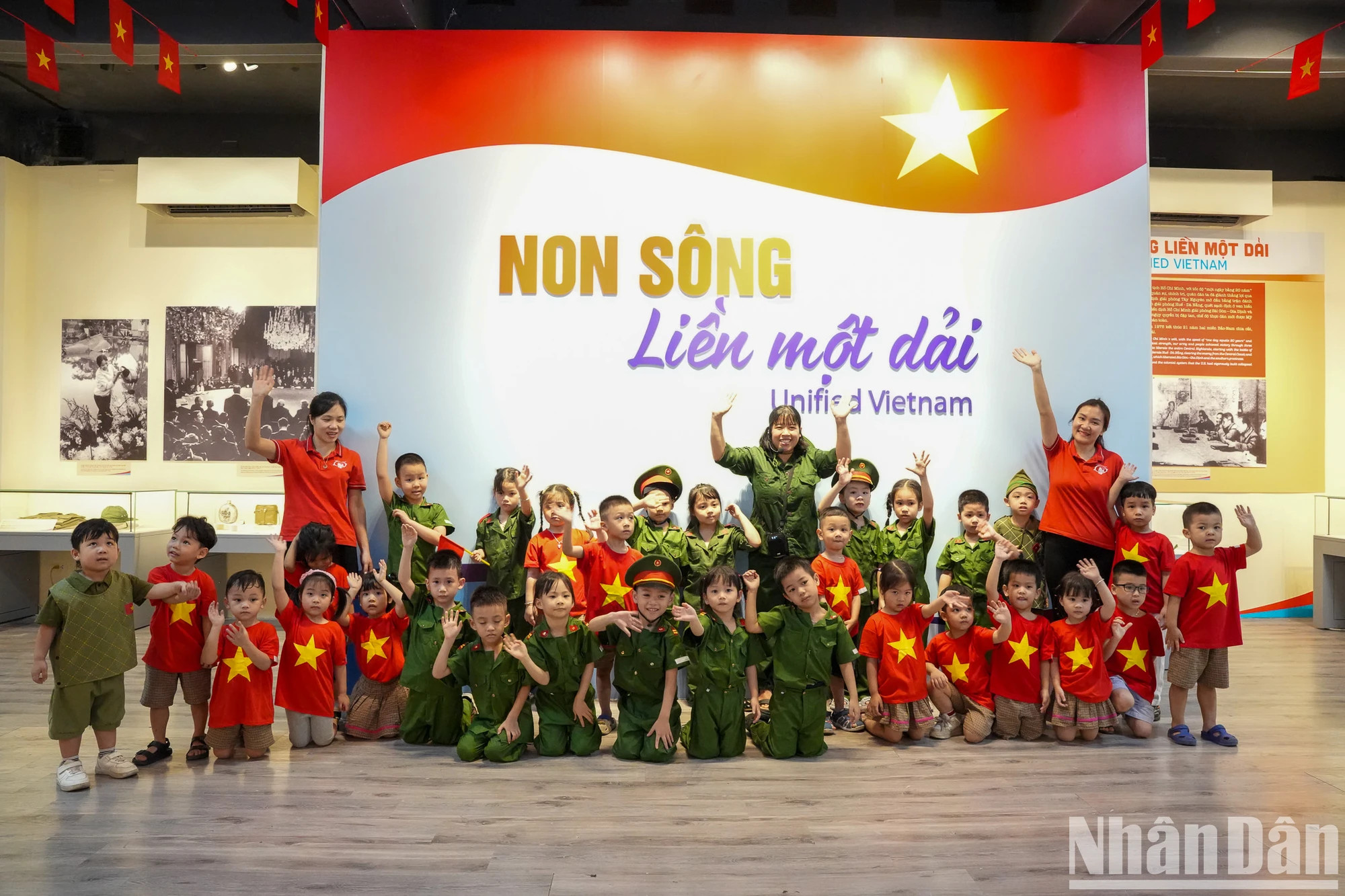 此次展览会帮助观众尤其是年轻一代更加深入地了解我们民族的和平愿望。