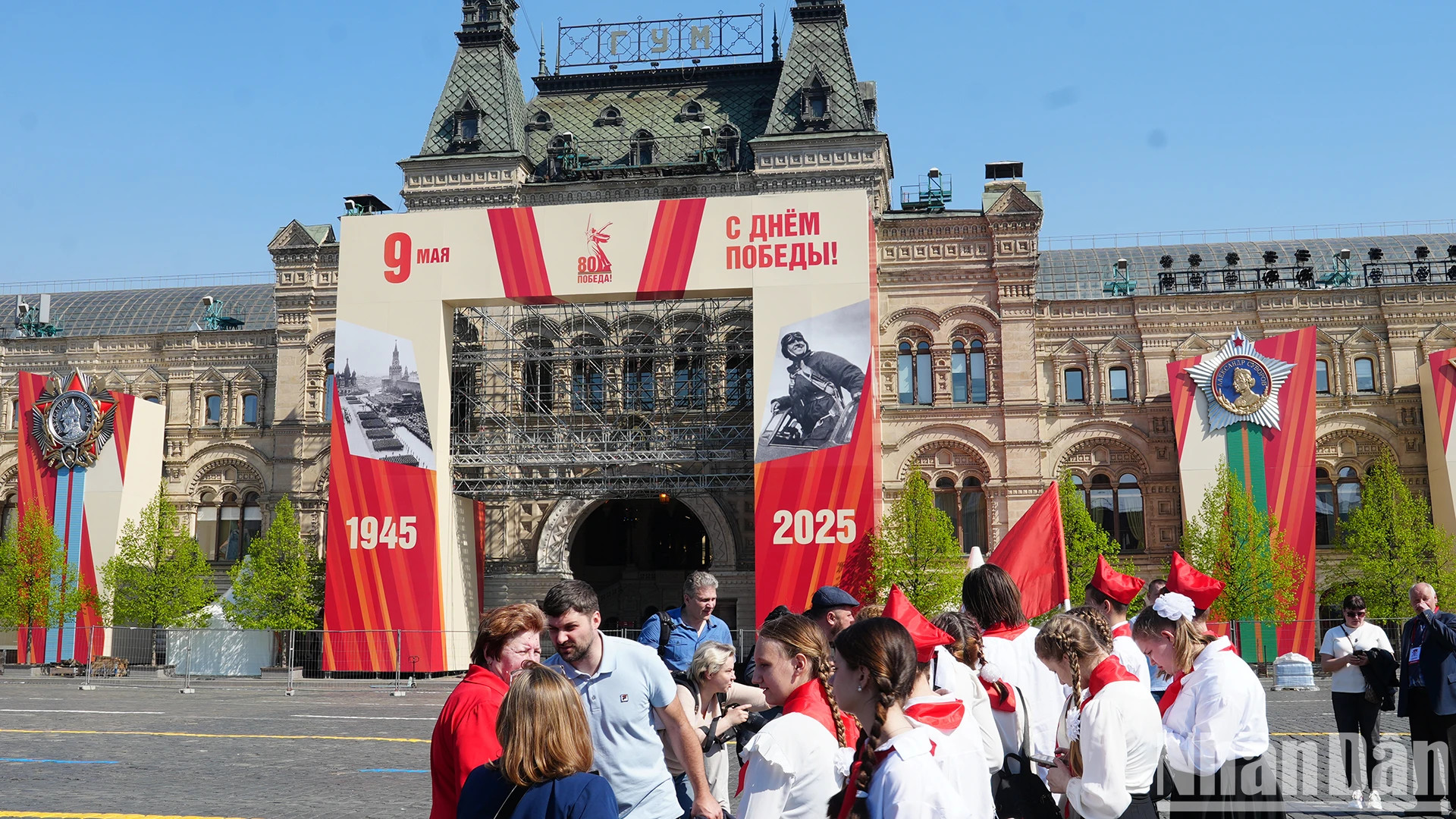 在排队的人群中有许多共青团团员。他们怀着共同的情感，即：对这位伟大的思想家、杰出的政治理论家的崇敬之情和感恩之心。