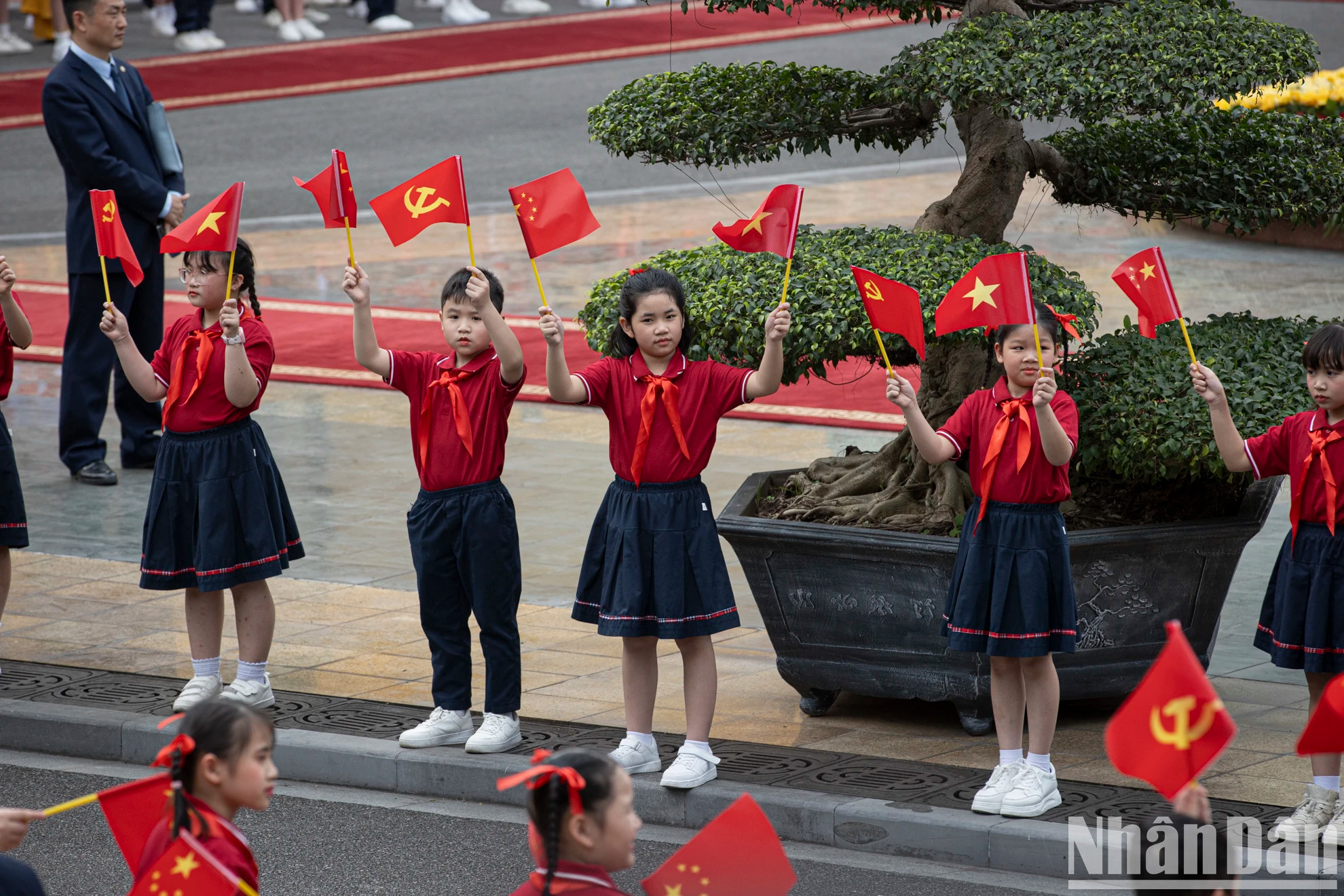 首都儿童手持旗帜,热烈欢迎中共中央总书记、中国国家主席习近平一行访越。 首都儿童手持旗帜,热烈欢迎中共中央总书记、中国国家主席习近平一行访越。