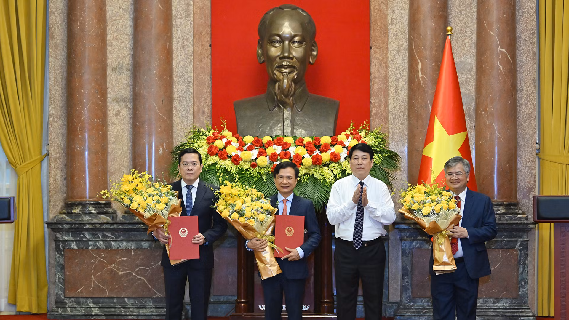 国家主席梁强向三位新任国家主席办公厅副主任颁发任命决定。
