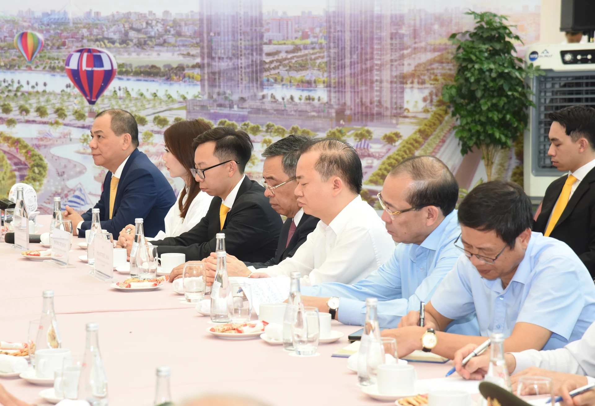 与会代表们。 与会代表们。