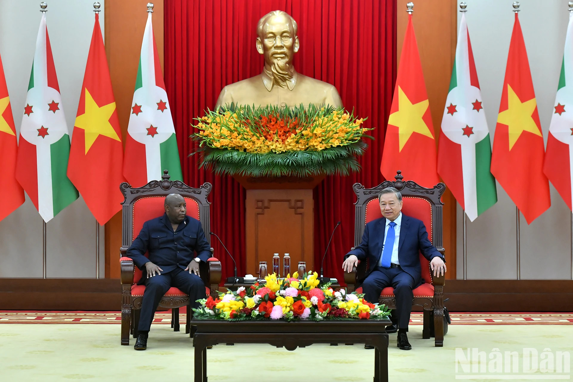 越共中央总书记苏林和布隆迪总统埃瓦里斯特·恩达伊施米耶。