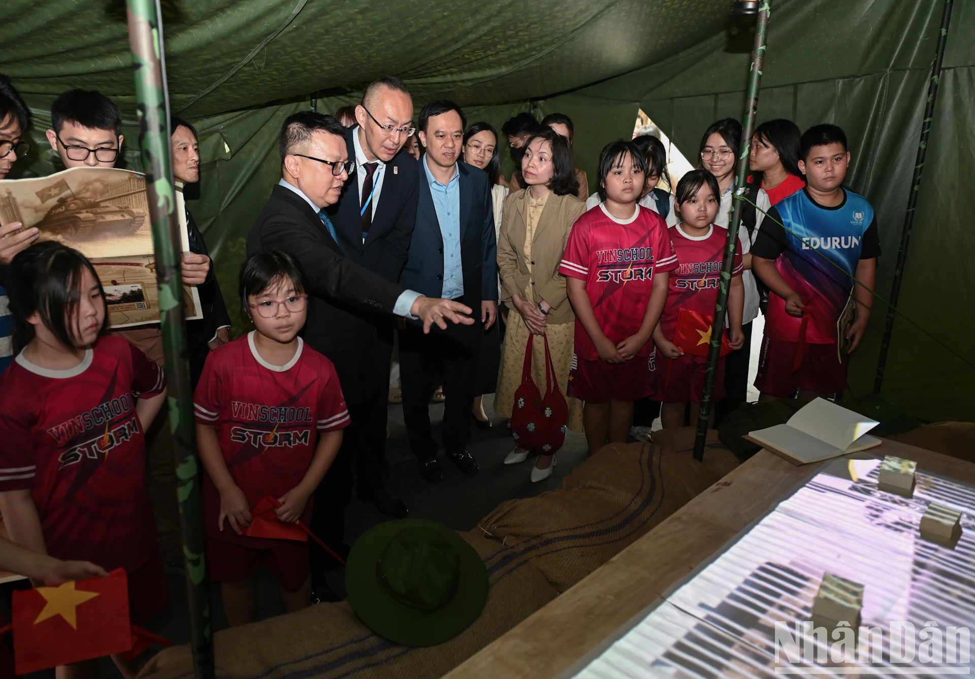 《人民报》社总编辑黎国明和日本国际协力机构代表团参观庆祝南方解放、国家统一50周年的互动展览。