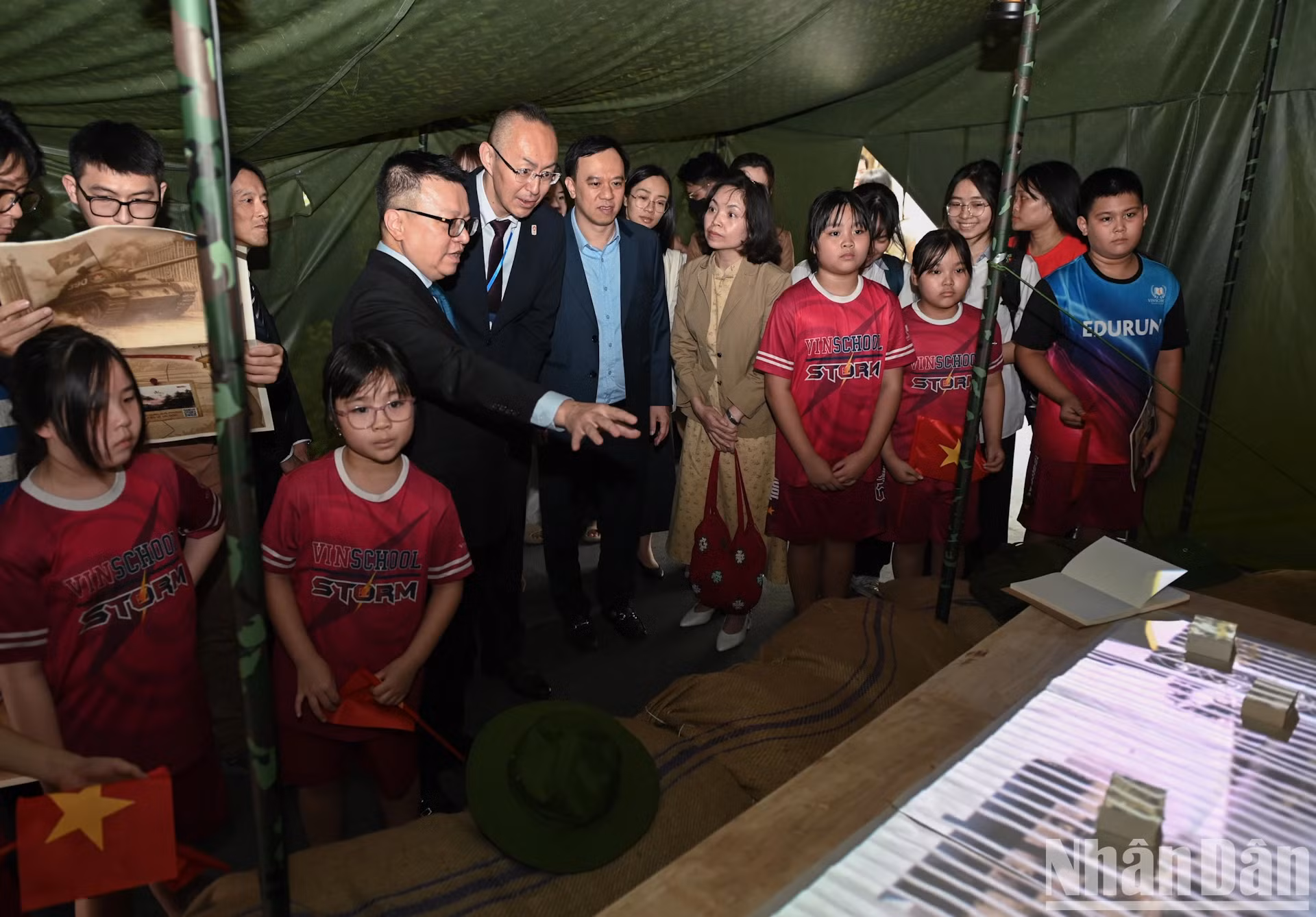 《人民报》社总编辑黎国明和日本国际协力机构代表团参观庆祝南方解放、国家统一50周年的互动展览。