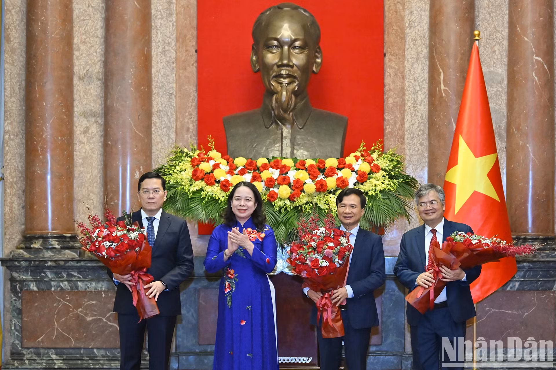 国家副主席武氏映春向各位新任国家主席办公厅副主任送花表示祝贺。