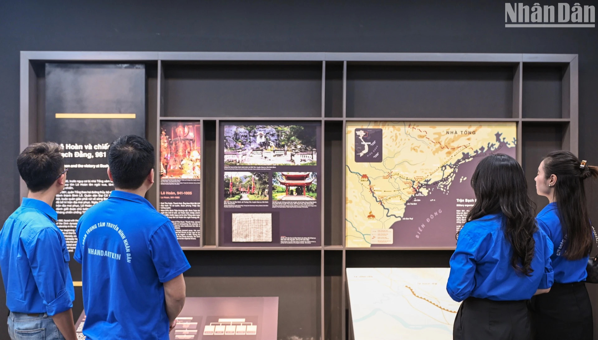 《人民报》团员和青年们了解白藤江之战的胜利。 《人民报》团员和青年们了解白藤江之战的胜利。