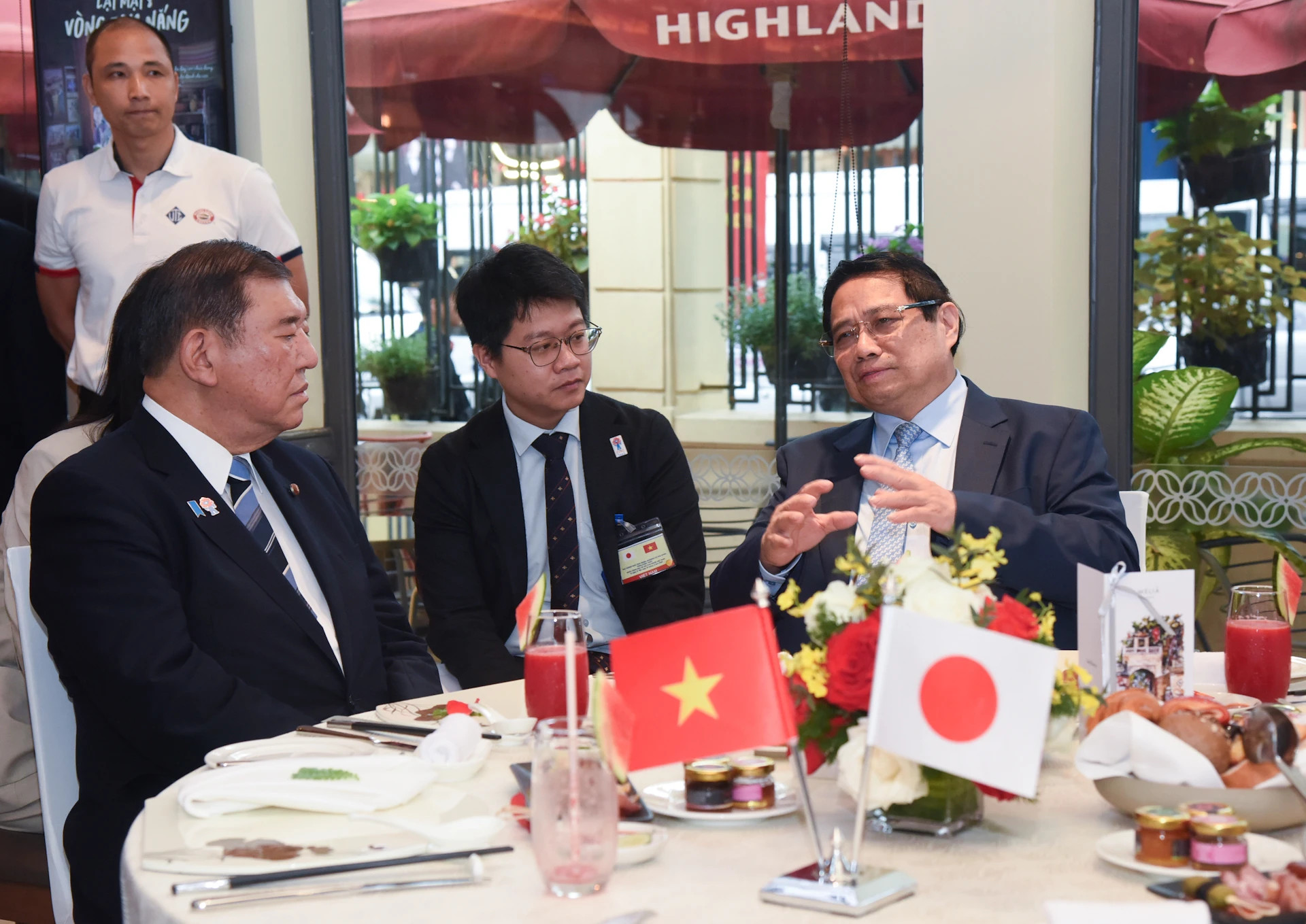 范明正总理与石破茂首相进行交谈。 范明正总理与石破茂首相进行交谈。