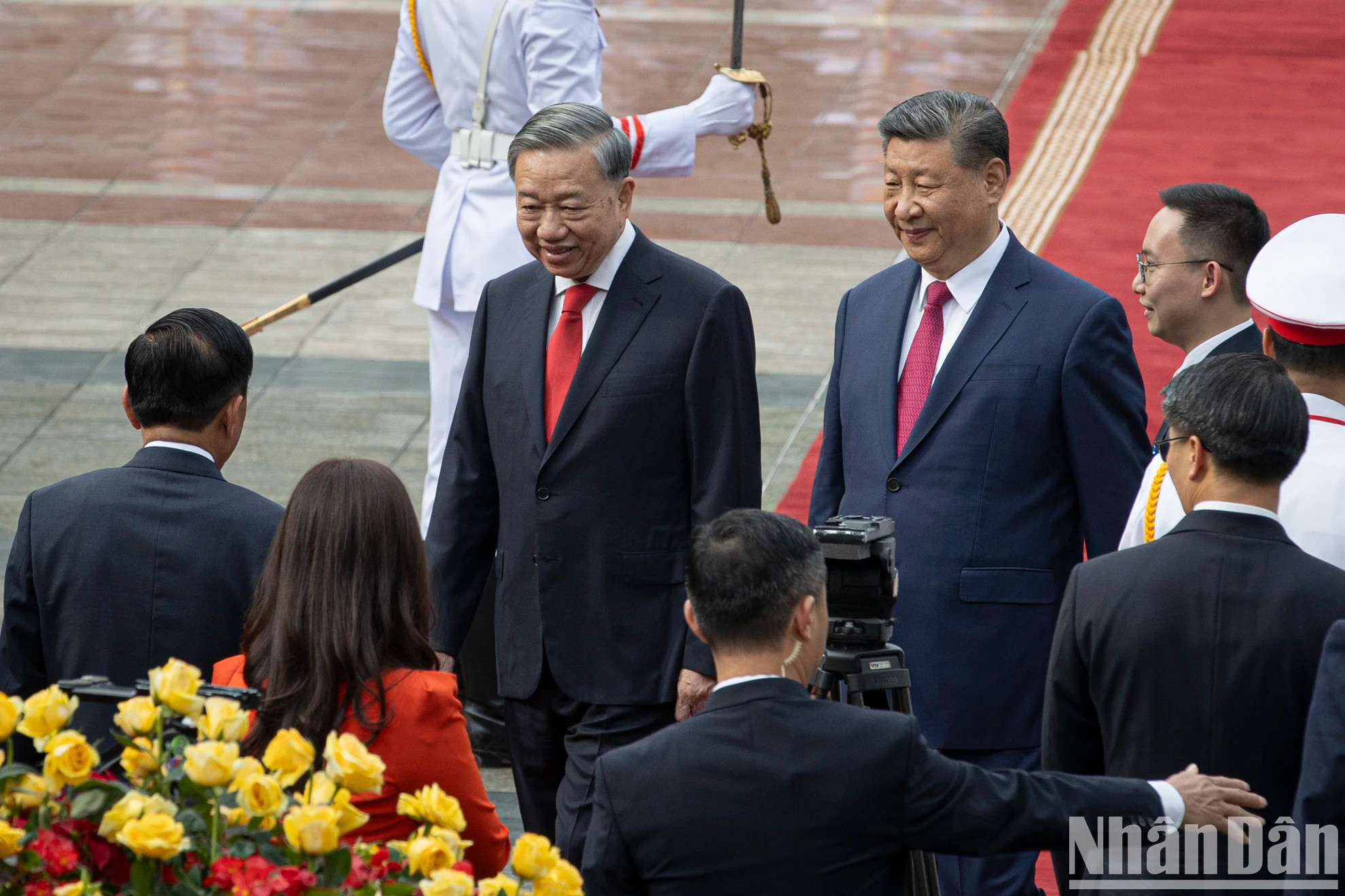 越共中央总书记苏林向中共中央总书记、中国国家主席习近平介绍出席欢迎仪式的越方代表团成员。 越共中央总书记苏林向中共中央总书记、中国国家主席习近平介绍出席欢迎仪式的越方代表团成员。