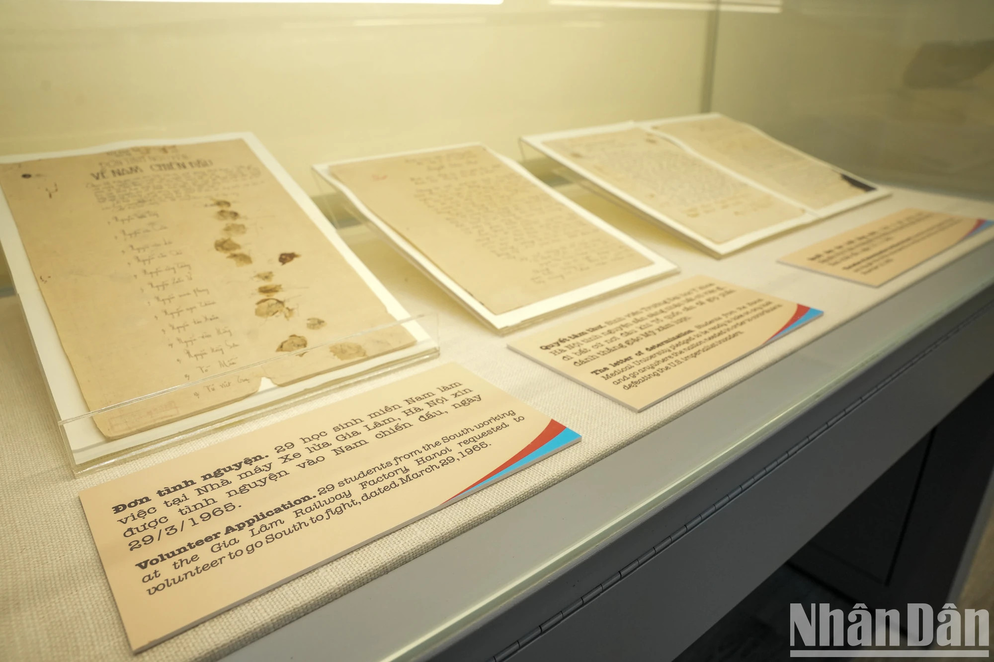 青年用鲜血书写并按下指纹的心书，表达他们一心希望参战保卫祖国的决心。