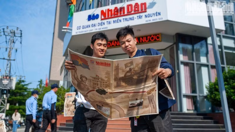 岘港市的年轻人热切迎接《人民报》特别副刊。