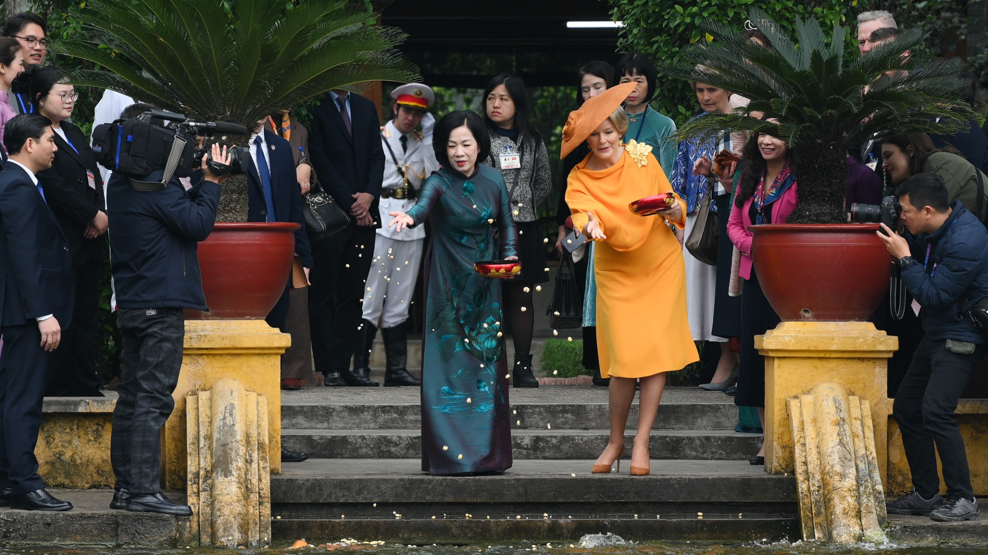 比利时王后玛蒂尔德和越南国家主席夫人阮氏明月参观高脚屋正前方的胡伯伯鱼塘并喂鱼。