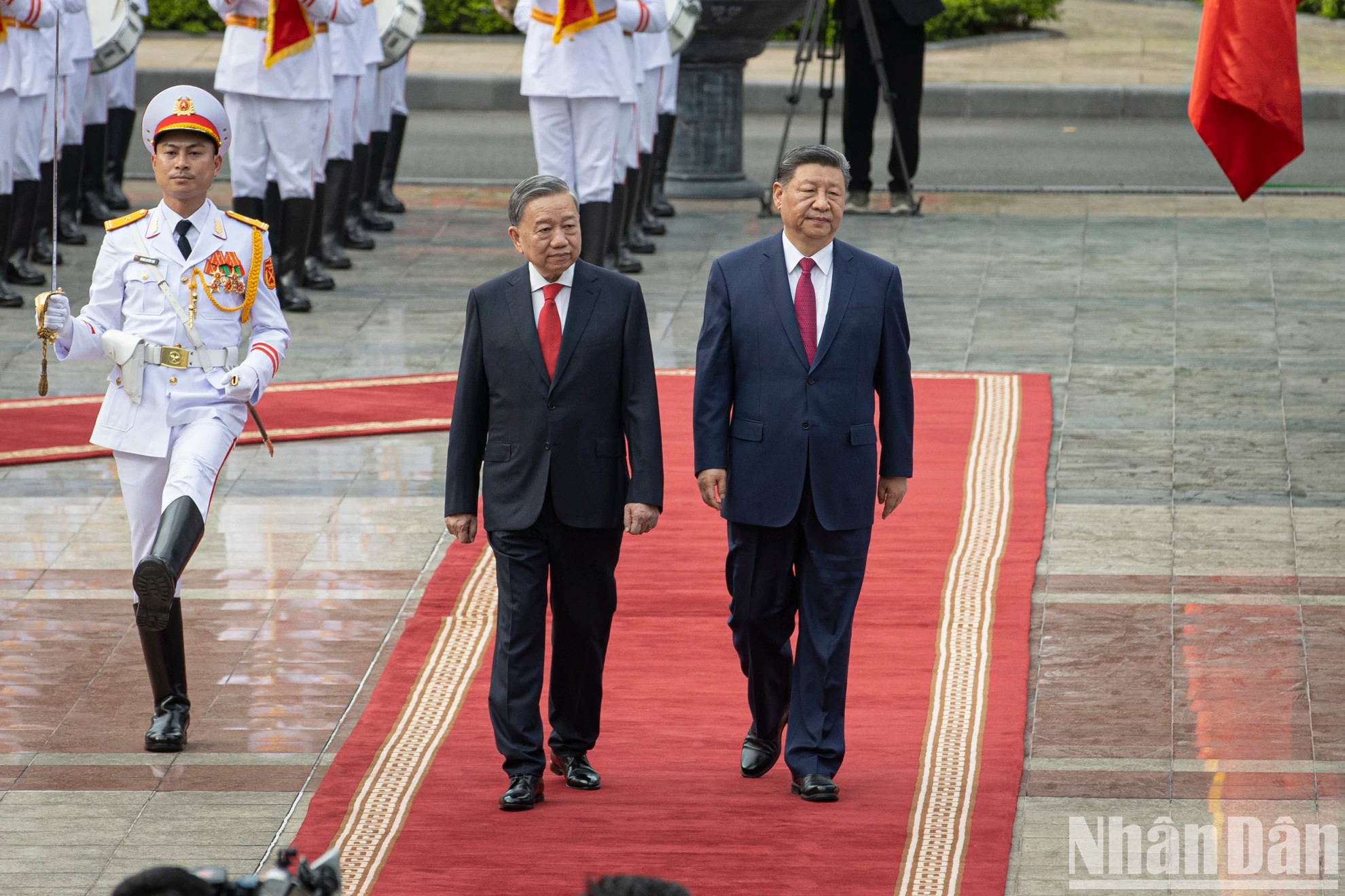越共中央总书记苏林和中共中央总书记、中国国家主席习近平共同检阅越南人民军仪仗队。 越共中央总书记苏林和中共中央总书记、中国国家主席习近平共同检阅越南人民军仪仗队。