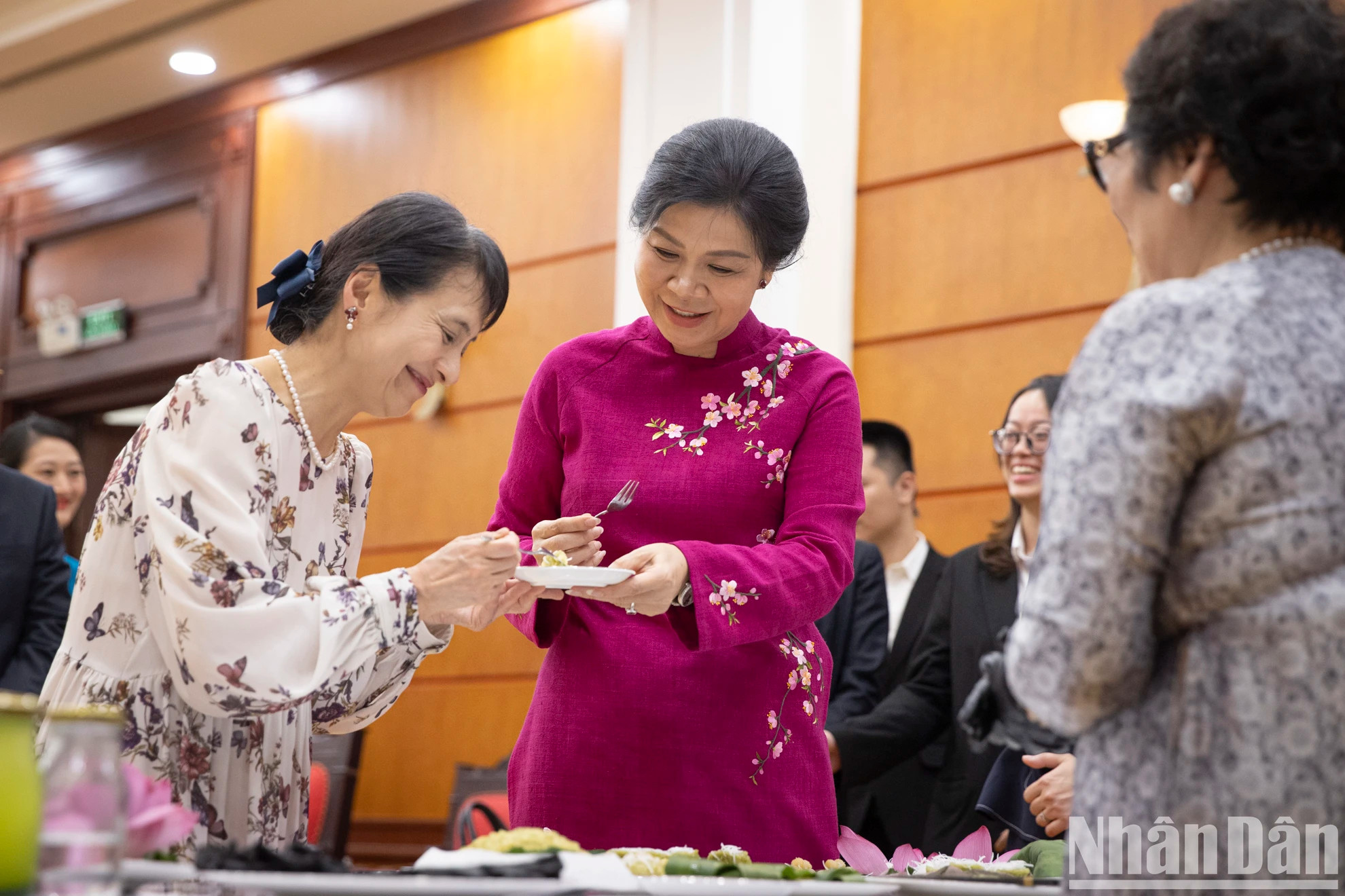 两位夫人一起品尝亲手制作的扁米饼。 两位夫人一起品尝亲手制作的扁米饼。