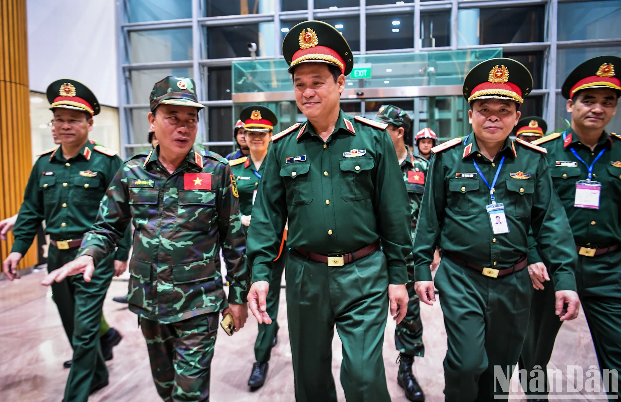 越南人民军缅甸救援团团长范文巳少将分享在缅甸参加地震救援工作时所遭遇的困难。