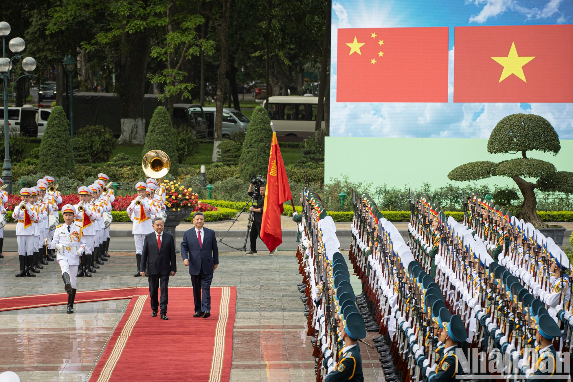 越共中央总书记苏林和中共中央总书记、中国国家主席习近平共同检阅越南人民军仪仗队。