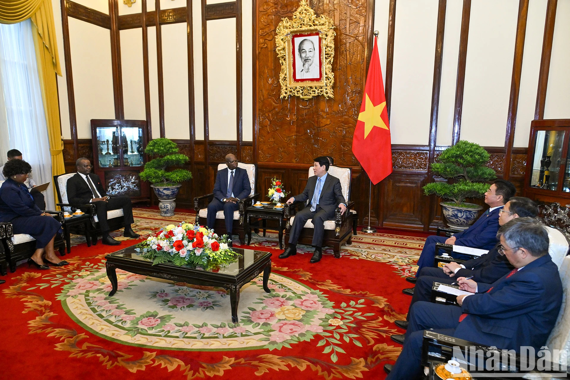 国家主席梁强会见安哥拉共和国新任驻越南大使Fernando Miguel。 国家主席梁强会见安哥拉共和国新任驻越南大使Fernando Miguel。