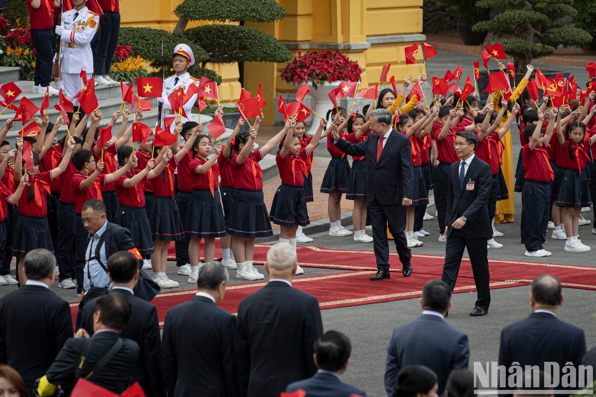 越共中央总书记苏林向首都儿童们挥手致意。 越共中央总书记苏林向首都儿童们挥手致意。