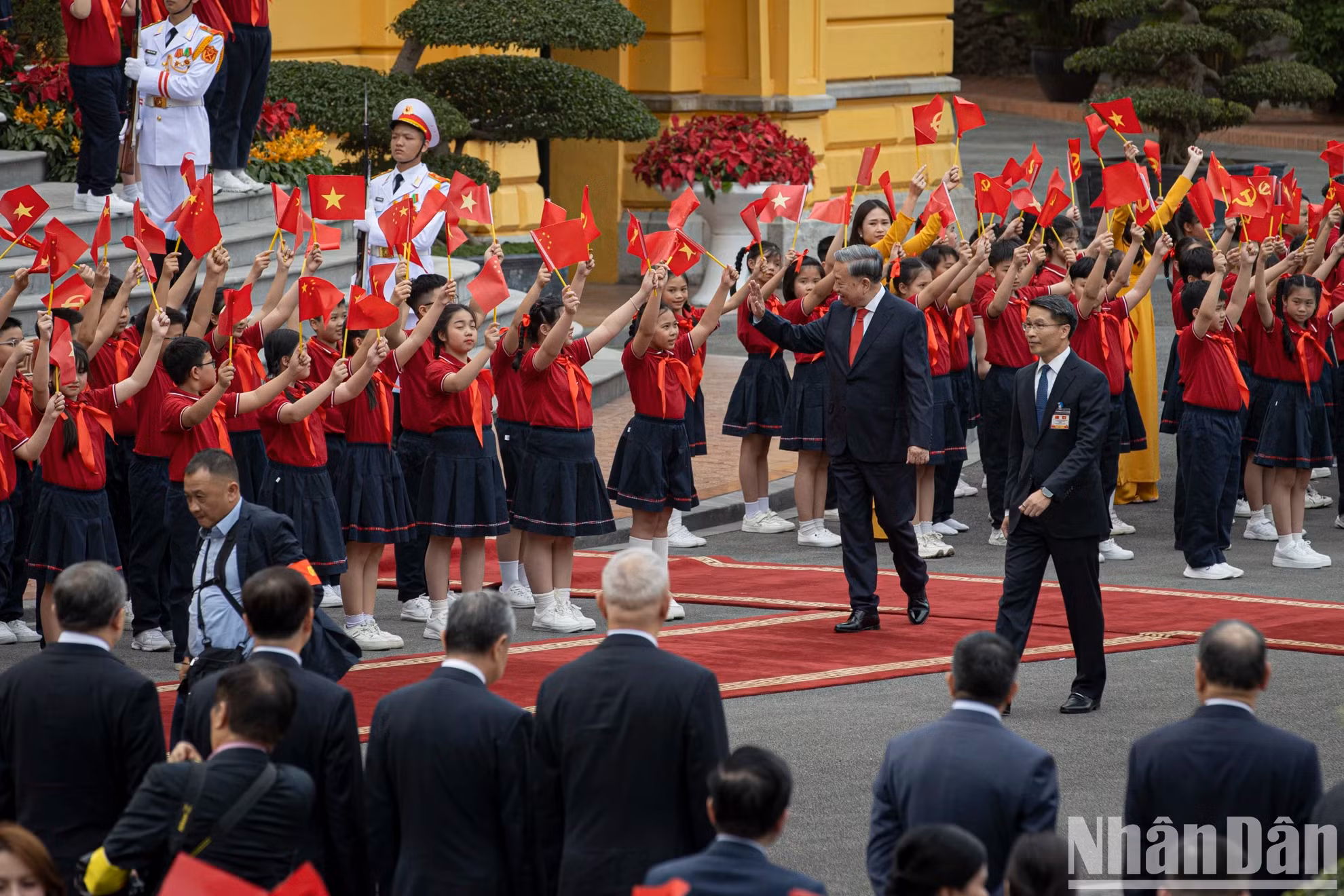 越共中央总书记苏林向首都儿童们挥手致意。