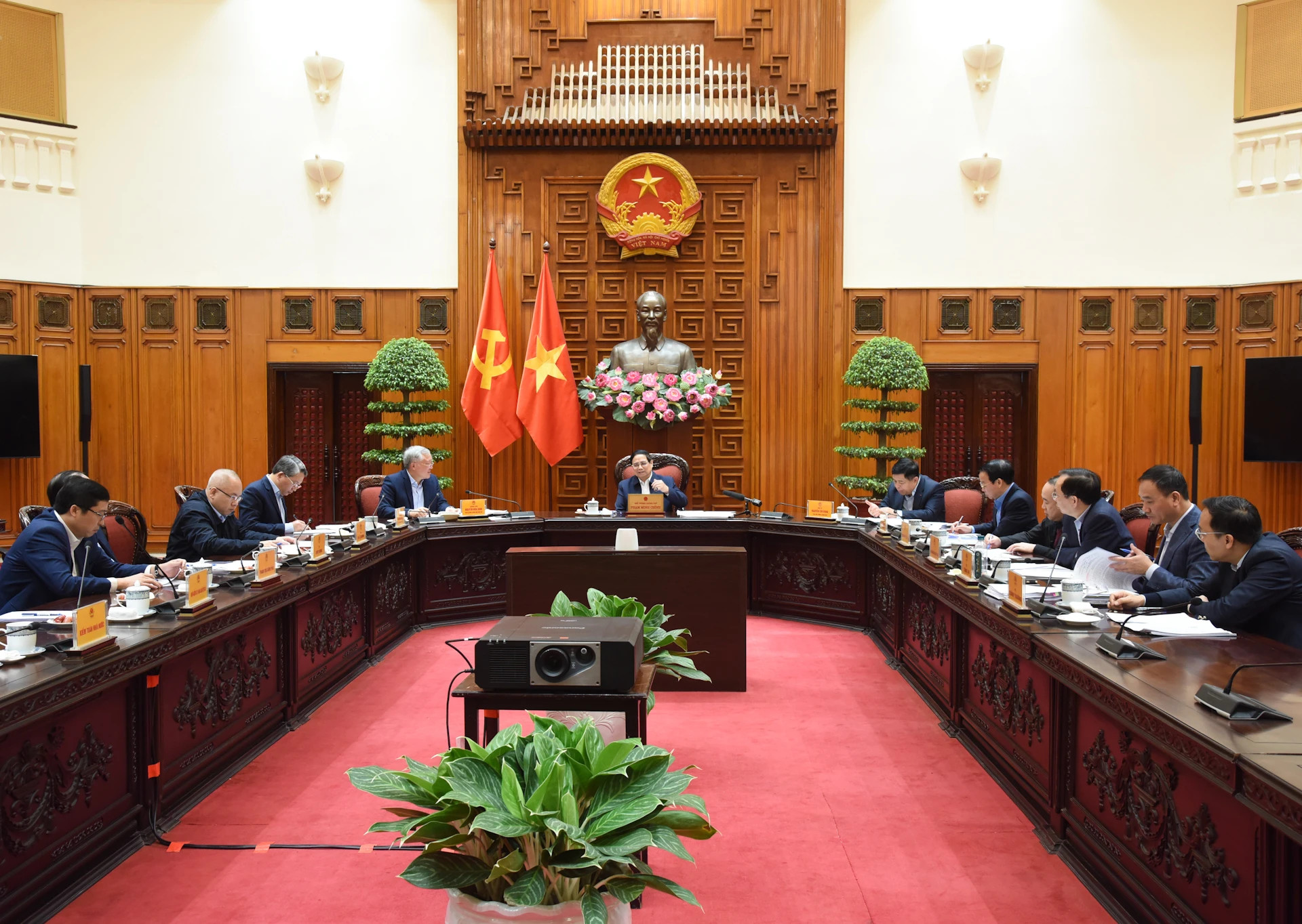 范明正总理主持召开与各行业部委代表的会议，旨在解决长期积压项目困难。