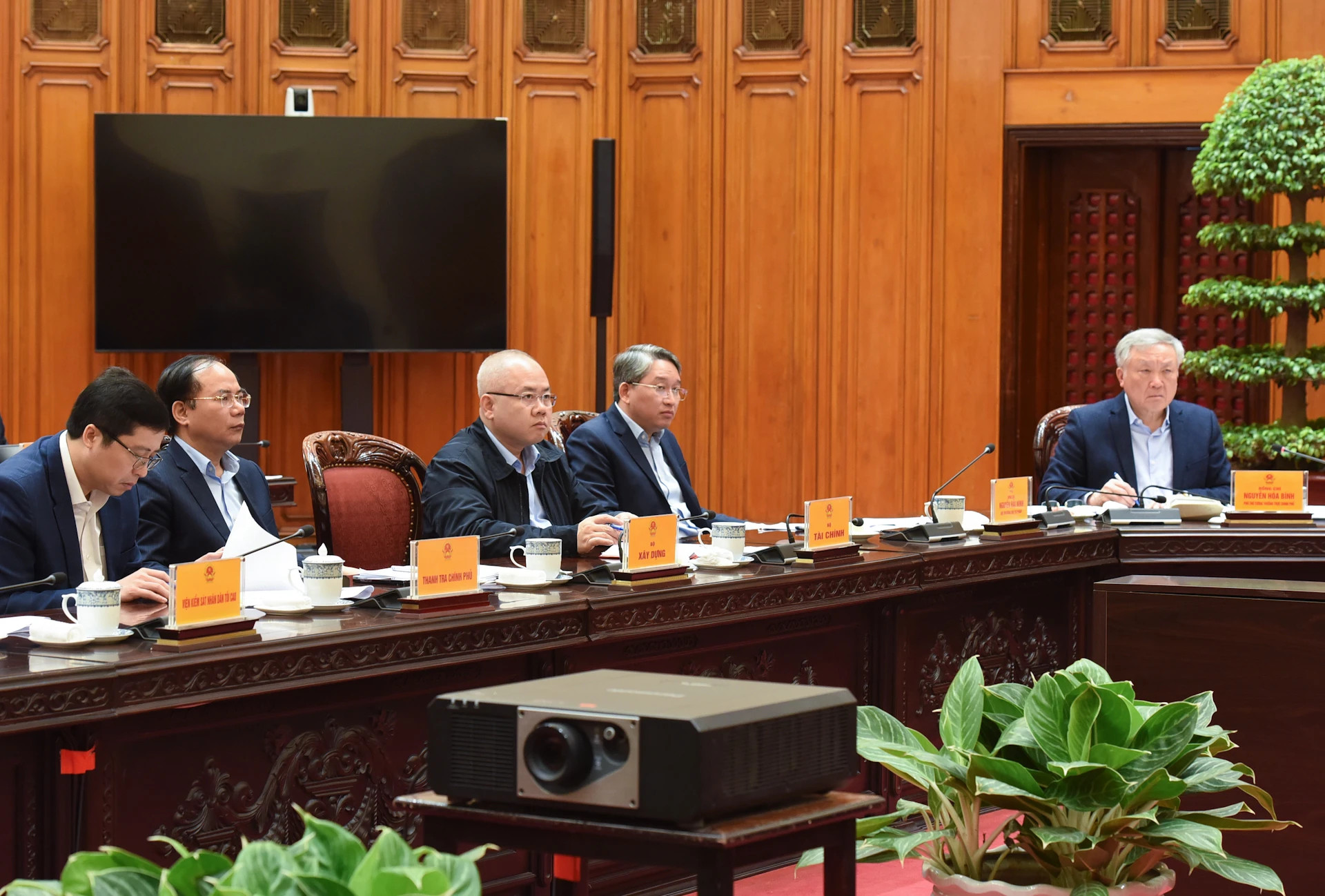 出席会议的各位政府副总理和各行业部委领导人。