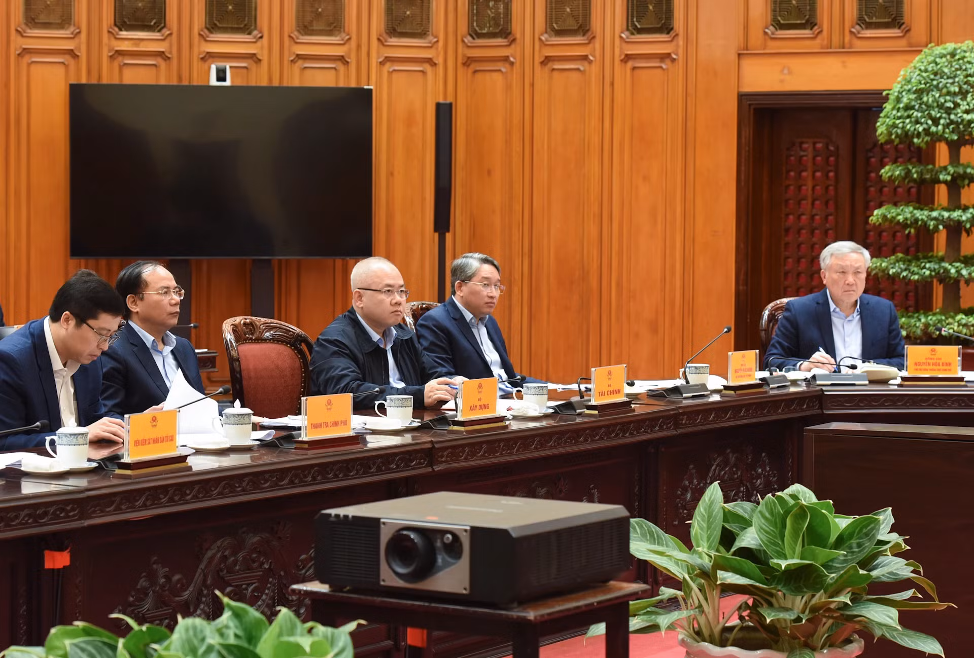 出席会议的各位政府副总理和各行业部委领导人。