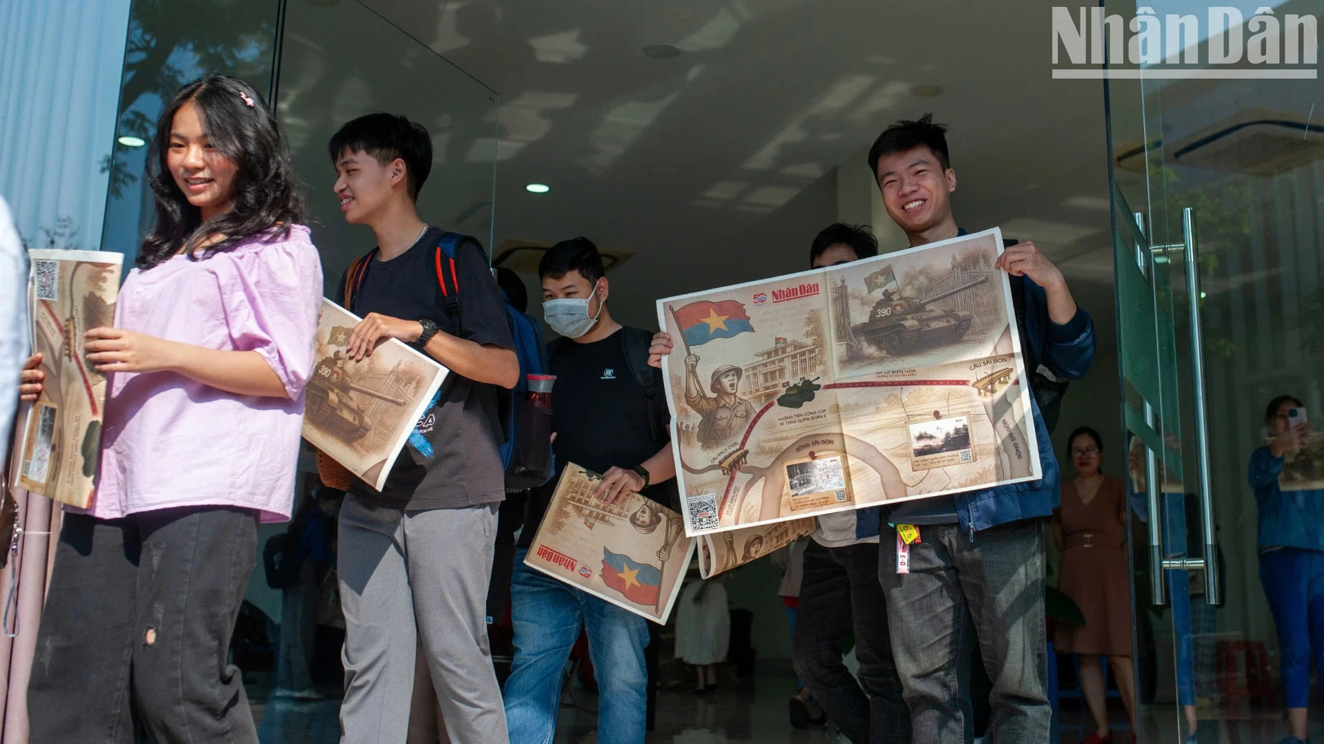 许多年轻人兴奋地领取特别副刊。 许多年轻人兴奋地领取特别副刊。