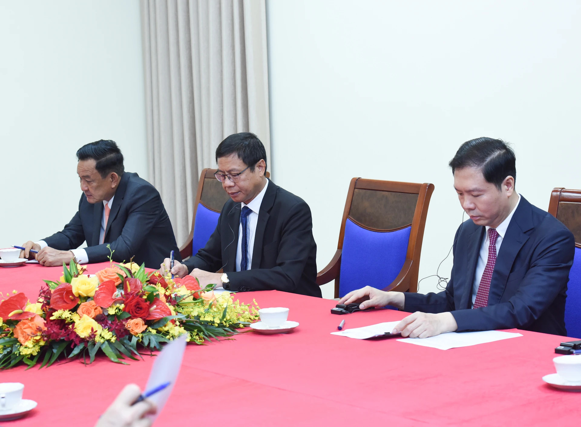 越南各行业部委领导代表出席活动。