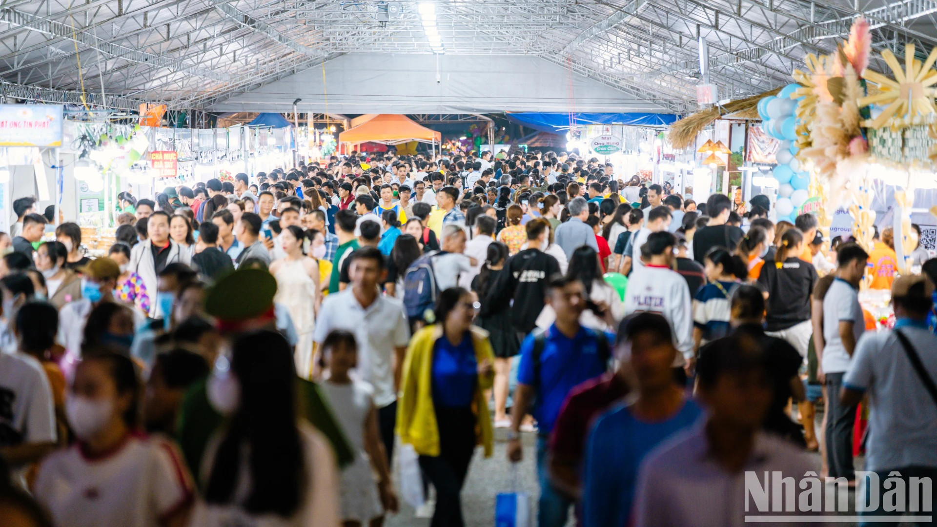 节日吸引了数十万游客前来芹苴市参观和游玩。