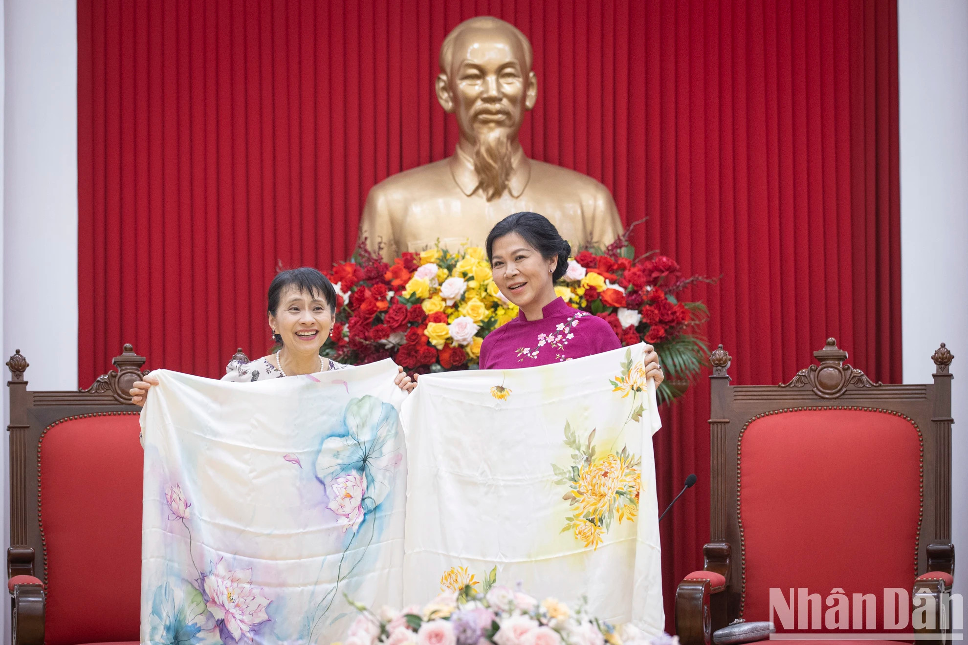 两位夫人合影留念。 两位夫人合影留念。
