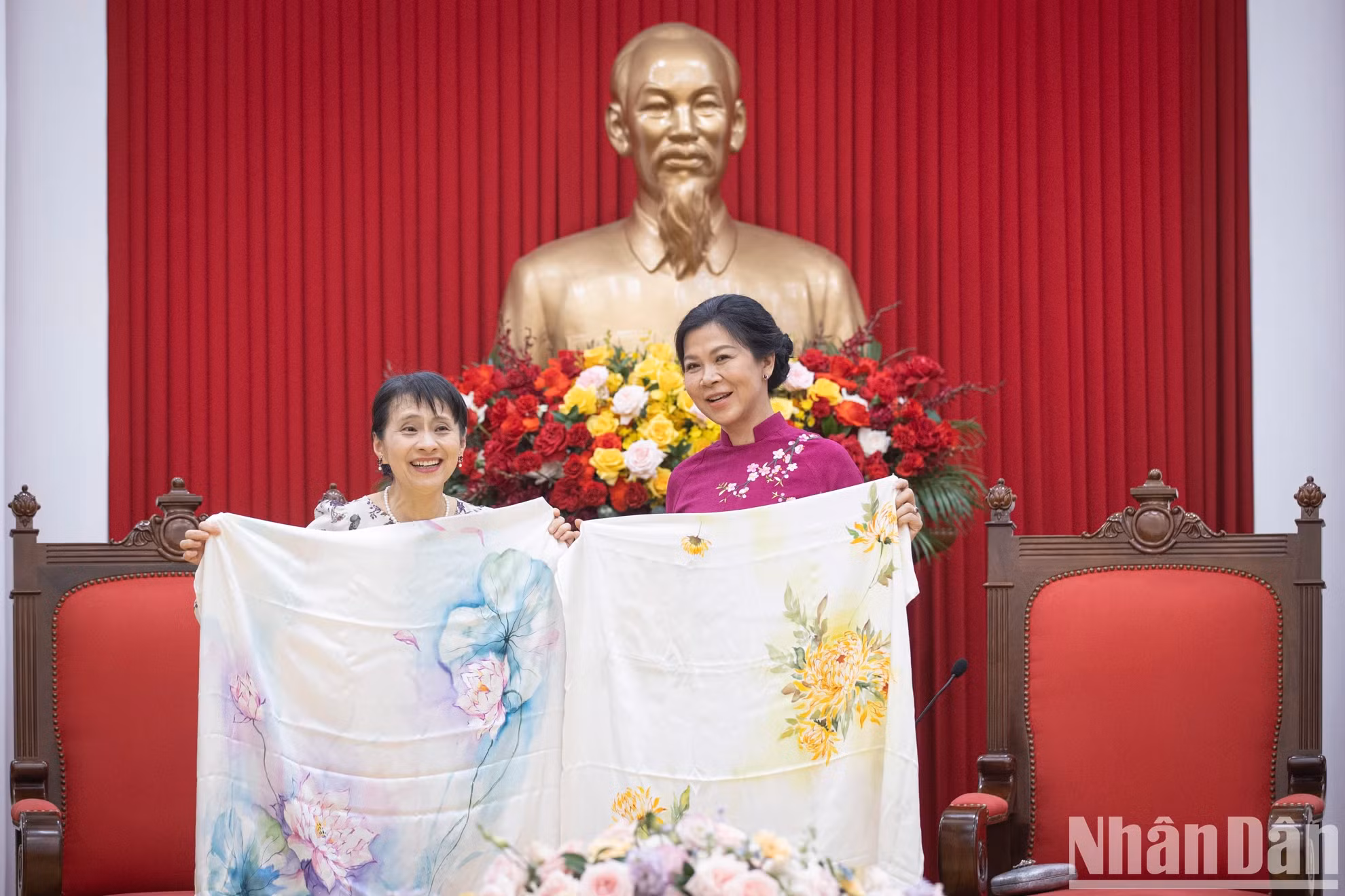 两位夫人合影留念。