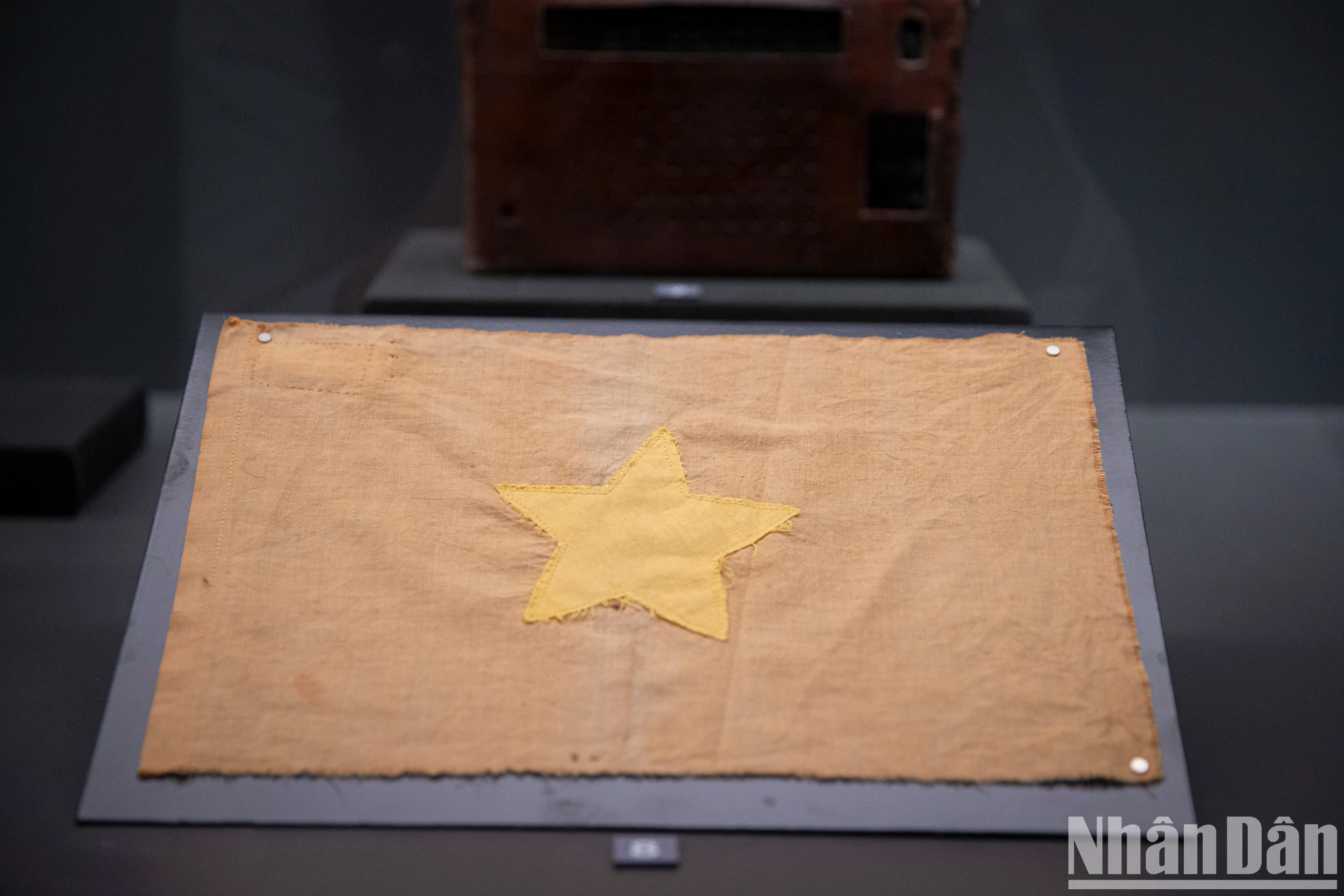 Z32突击队缝制和发给人民,用于欢迎部队1975年4月30日进入西贡的国旗。 Z32突击队缝制和发给人民,用于欢迎部队1975年4月30日进入西贡的国旗。