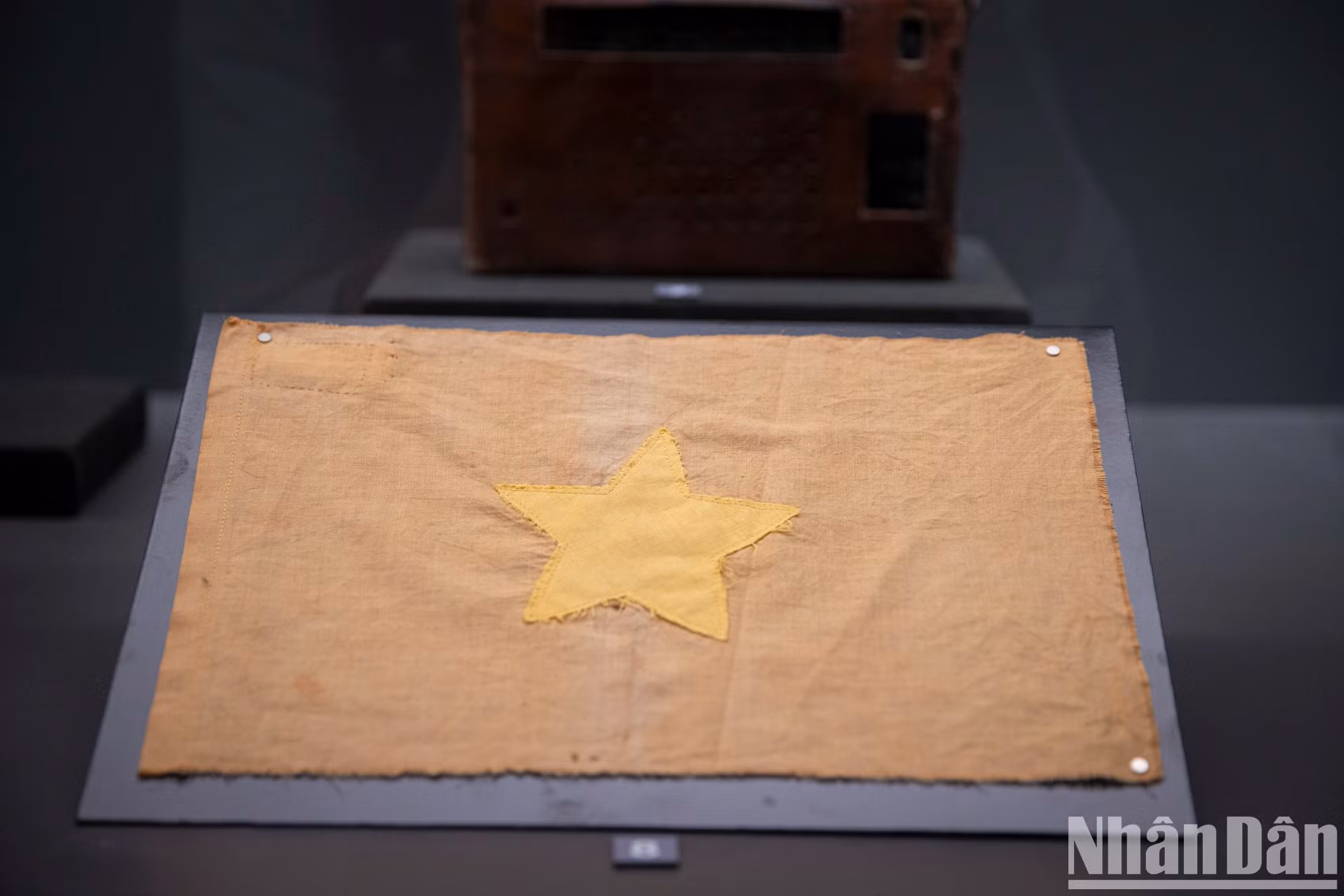 Z32突击队缝制和发给人民,用于欢迎部队1975年4月30日进入西贡的国旗。 Z32突击队缝制和发给人民,用于欢迎部队1975年4月30日进入西贡的国旗。