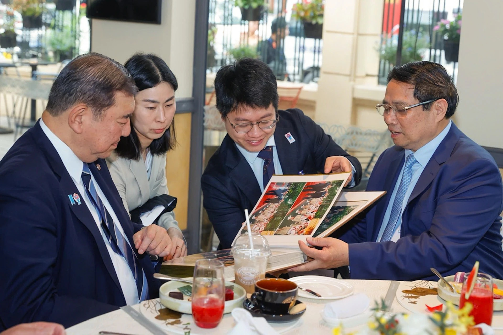 范明正总理和夫人向石破茂首相及夫人赠送一本记录石破茂首相及夫人访越行程的纪念相册。 范明正总理和夫人向石破茂首相及夫人赠送一本记录石破茂首相及夫人访越行程的纪念相册。